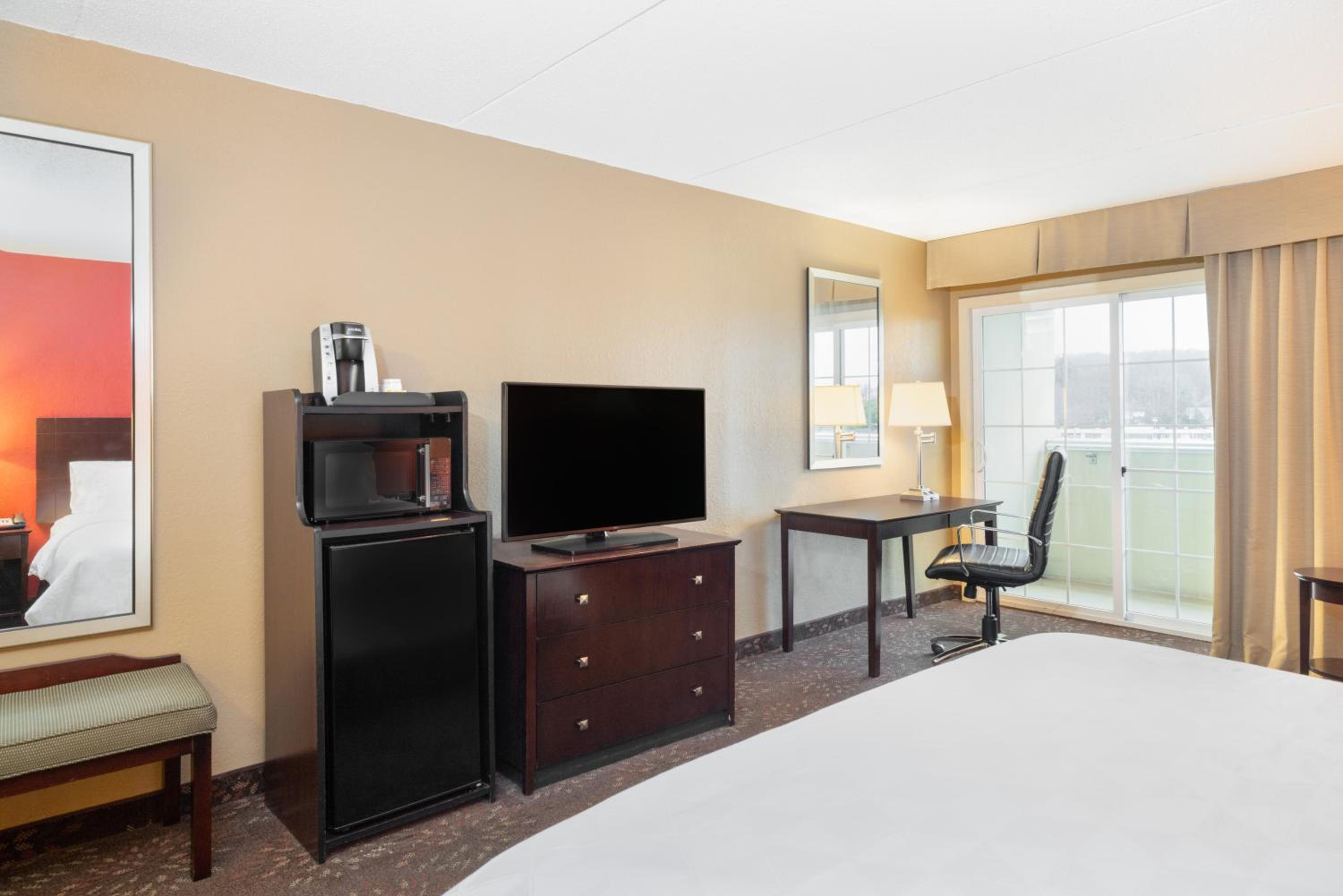 Standard King Room with Balcony - Photo 3
