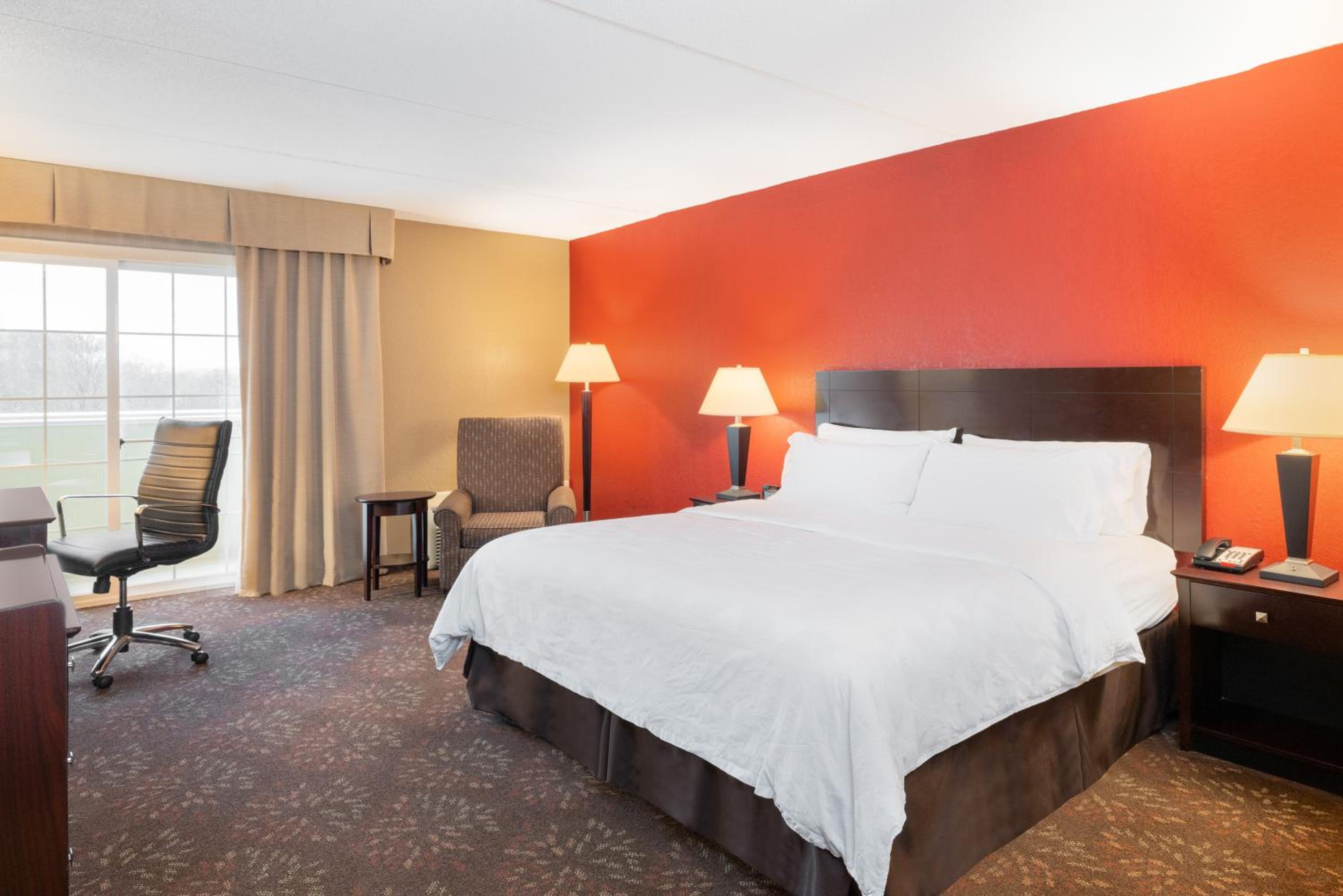 Standard King Room with Balcony - Photo 2
