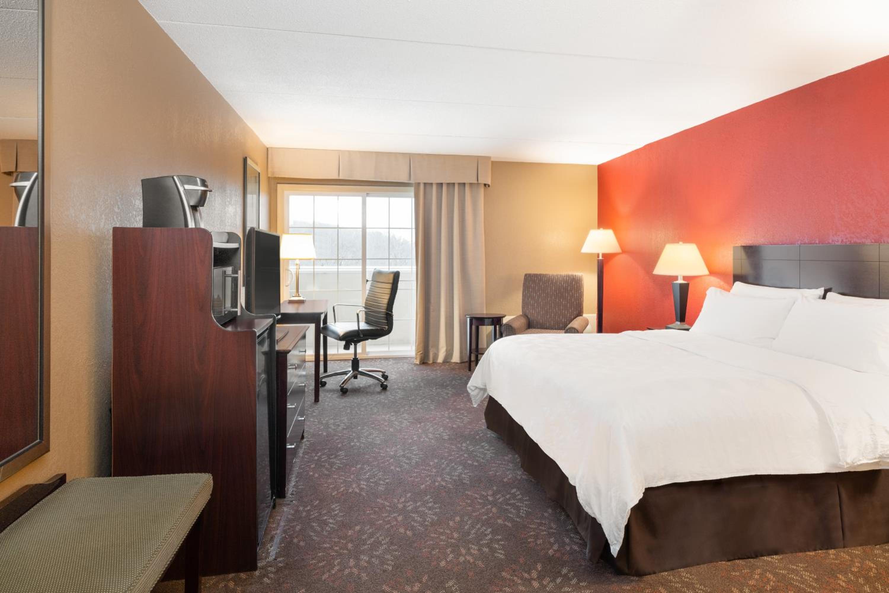 Standard King Room with Balcony - Photo 4