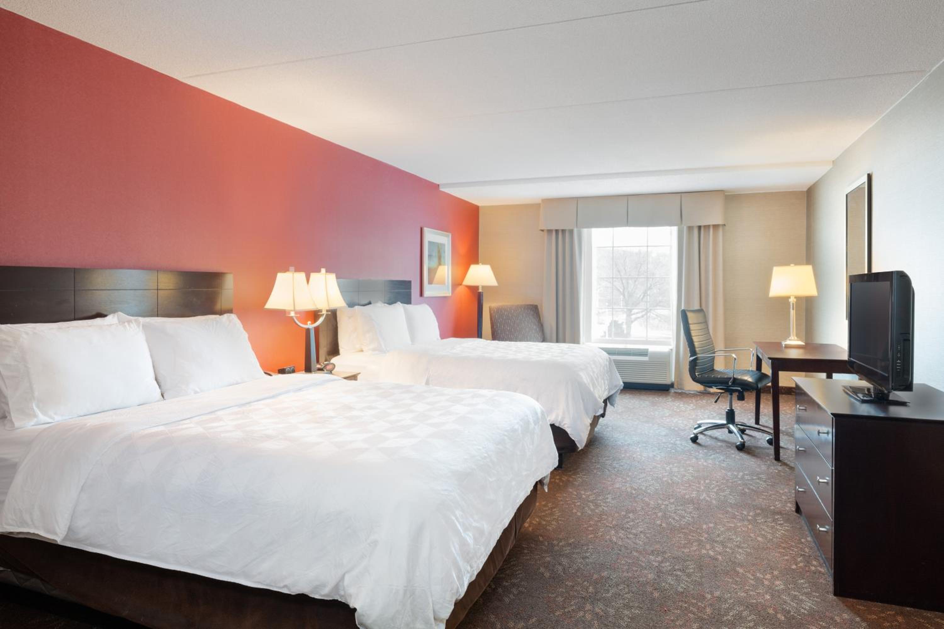 Standard Queen Room with Two Queen Beds - Photo 4