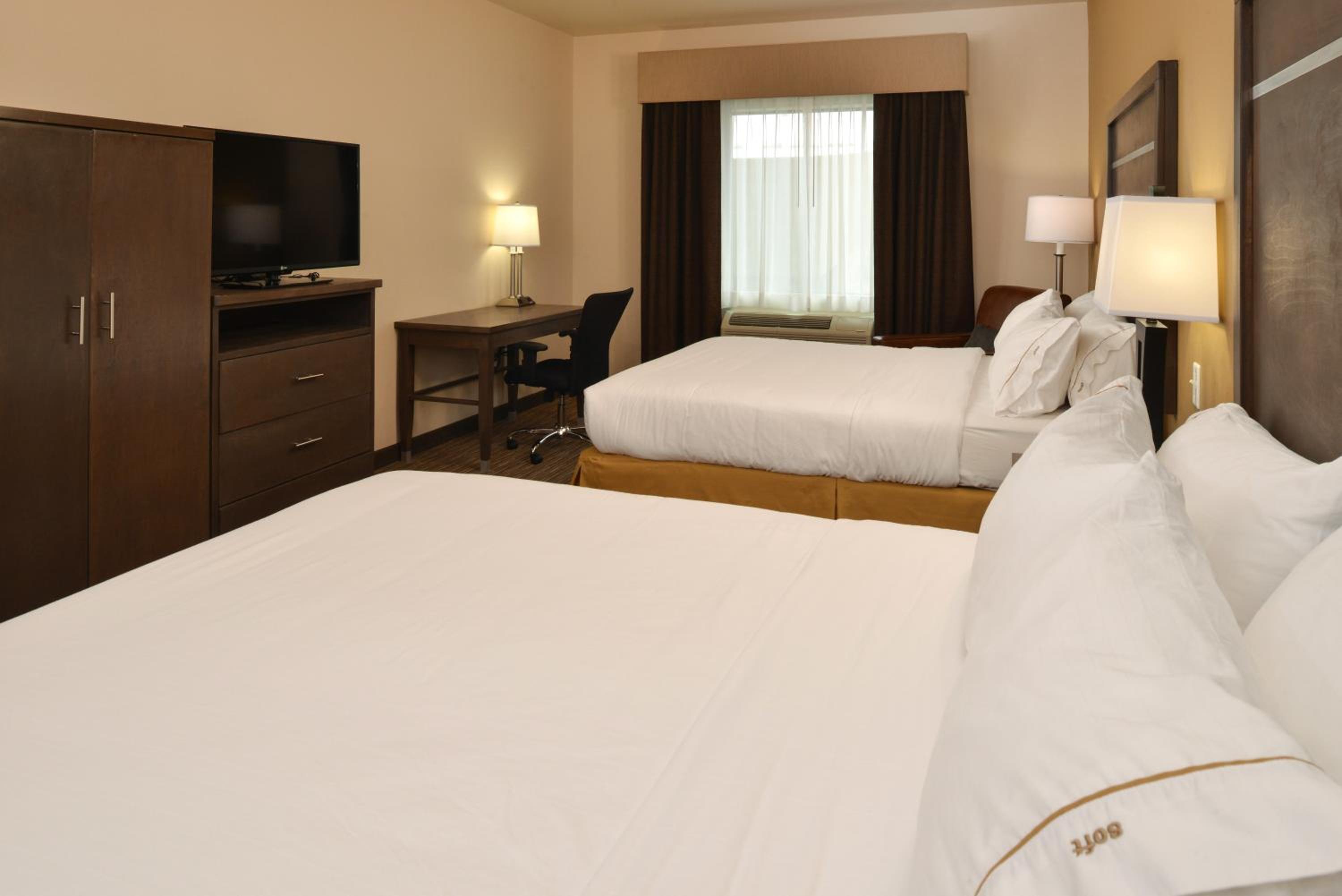 Queen Room with Two Queen Beds- Hearing Accessible Roll in Shower/Non-Smoking photo 2