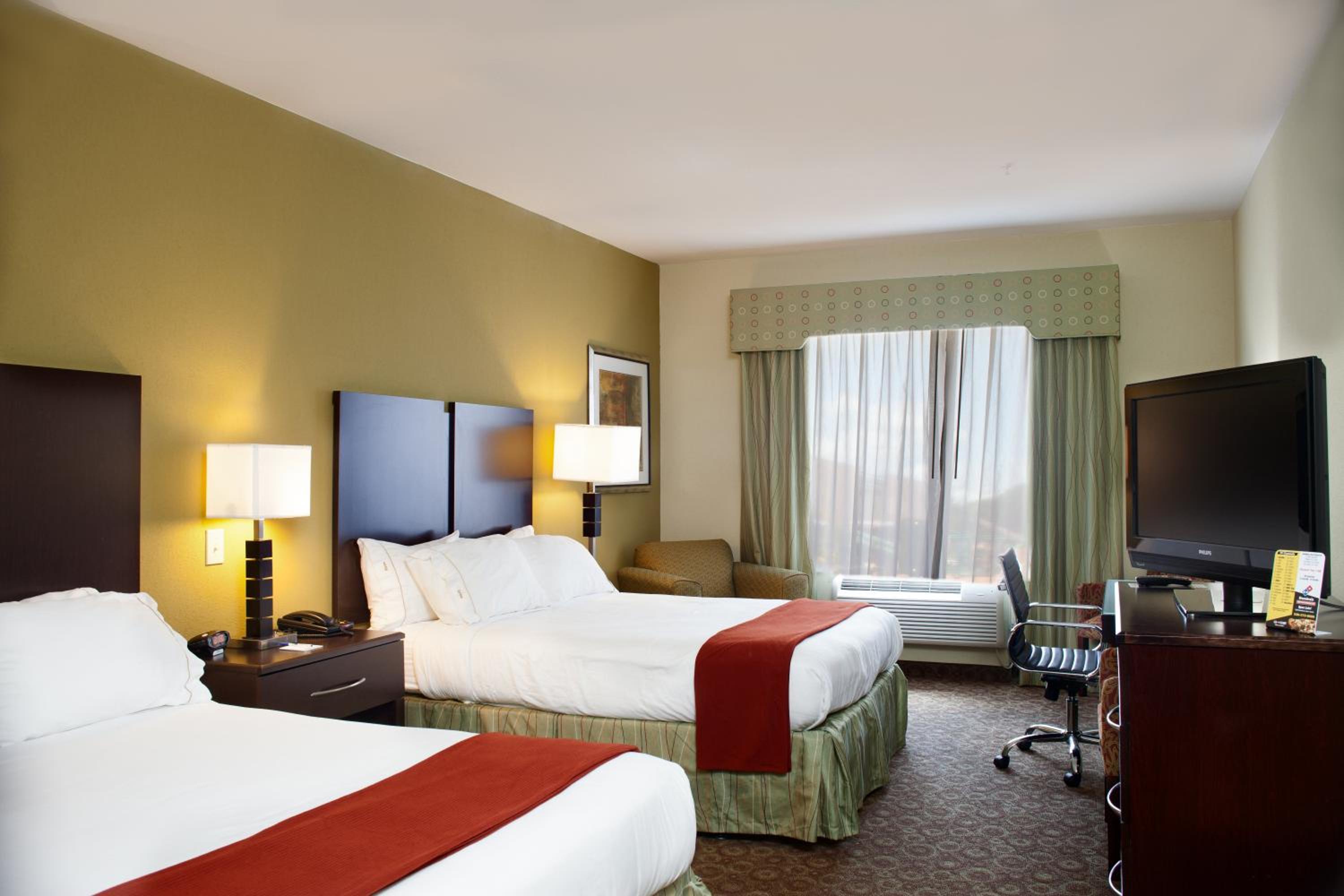Queen Room with Two Queen Beds - Disability Access/Non-Smoking - Photo 2