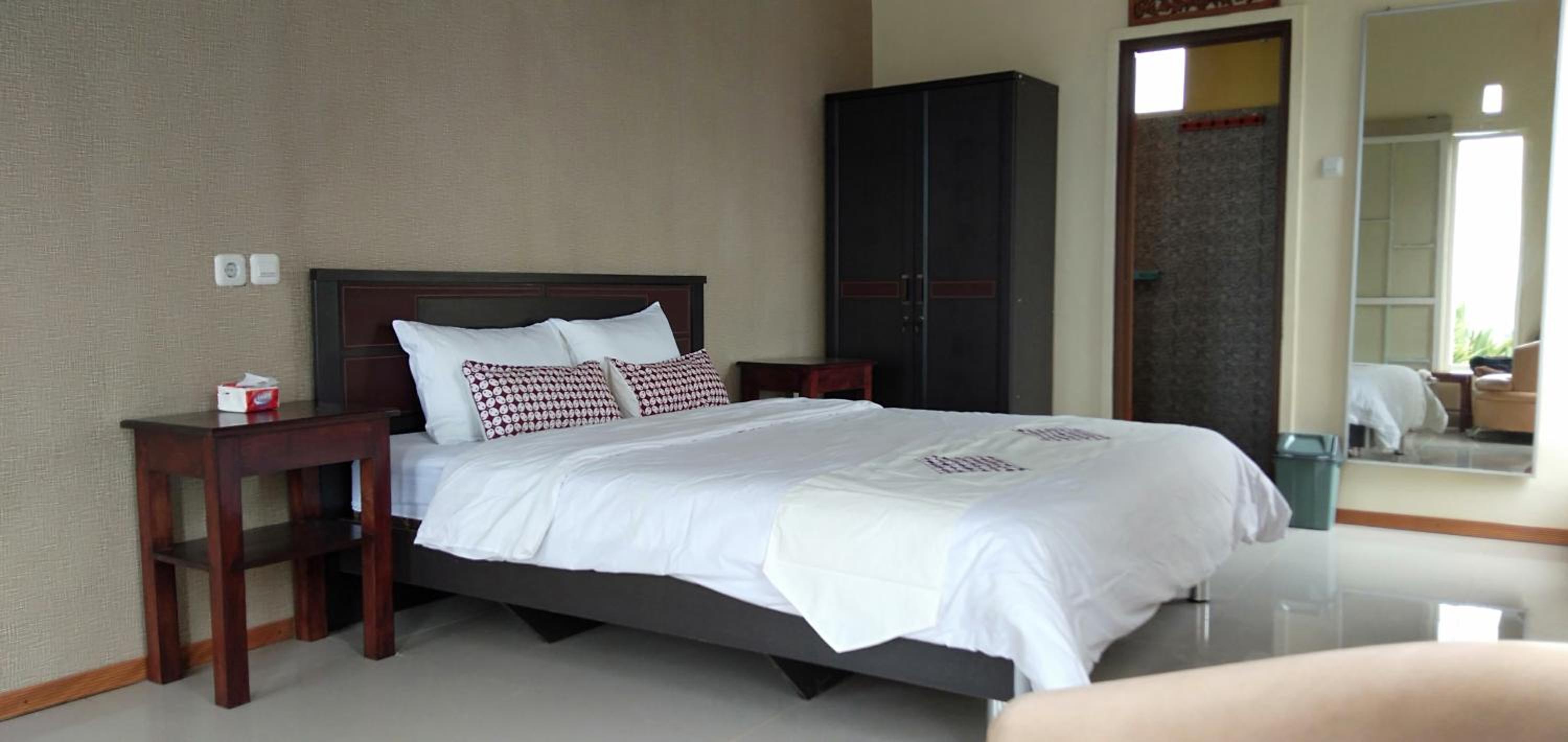 Queen Room with Balcony - Photo 3