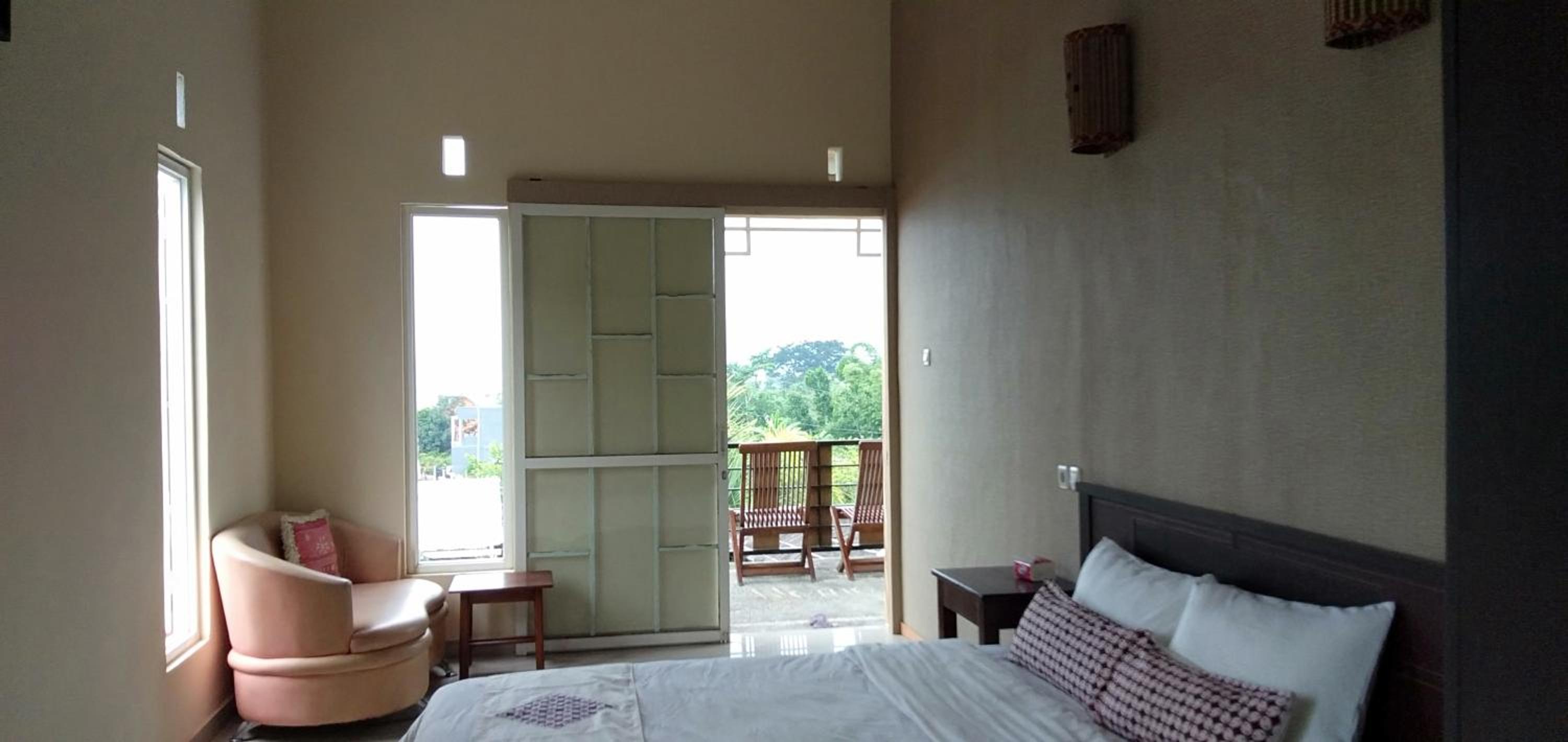 Queen Room with Balcony - Photo 2