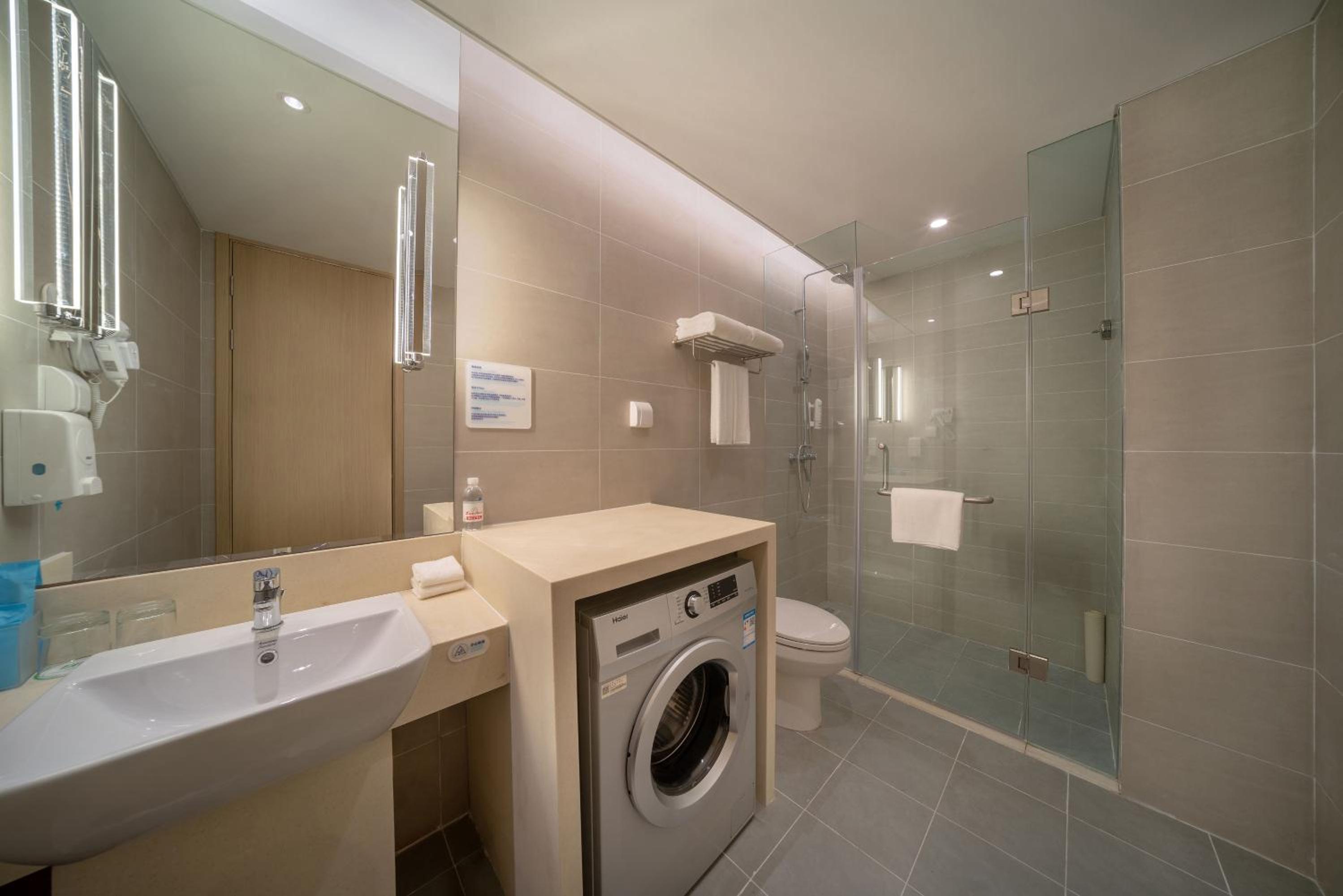 One-Bedroom King Suite - Photo 3
