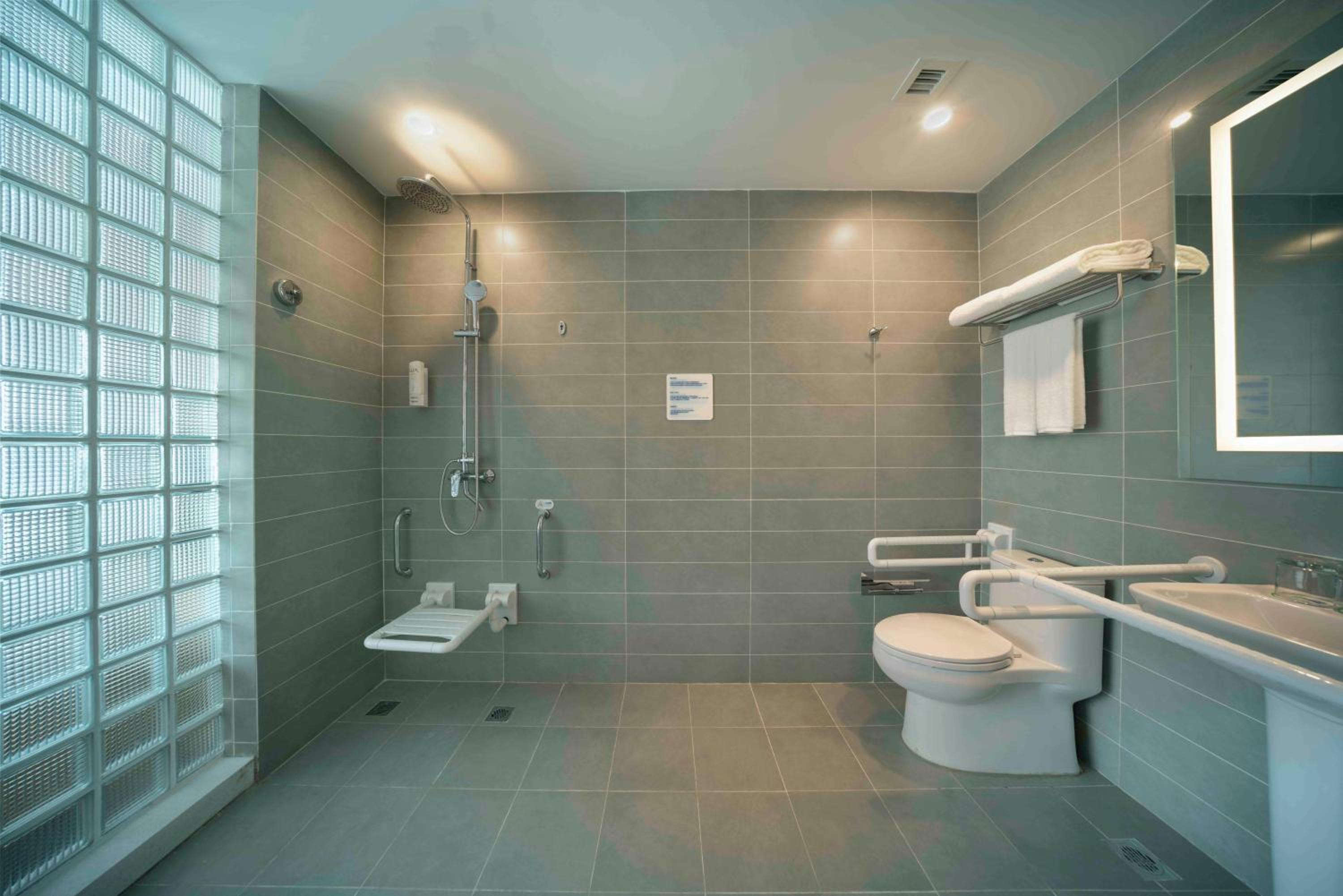 Standard King Room - Accessible - Photo 2