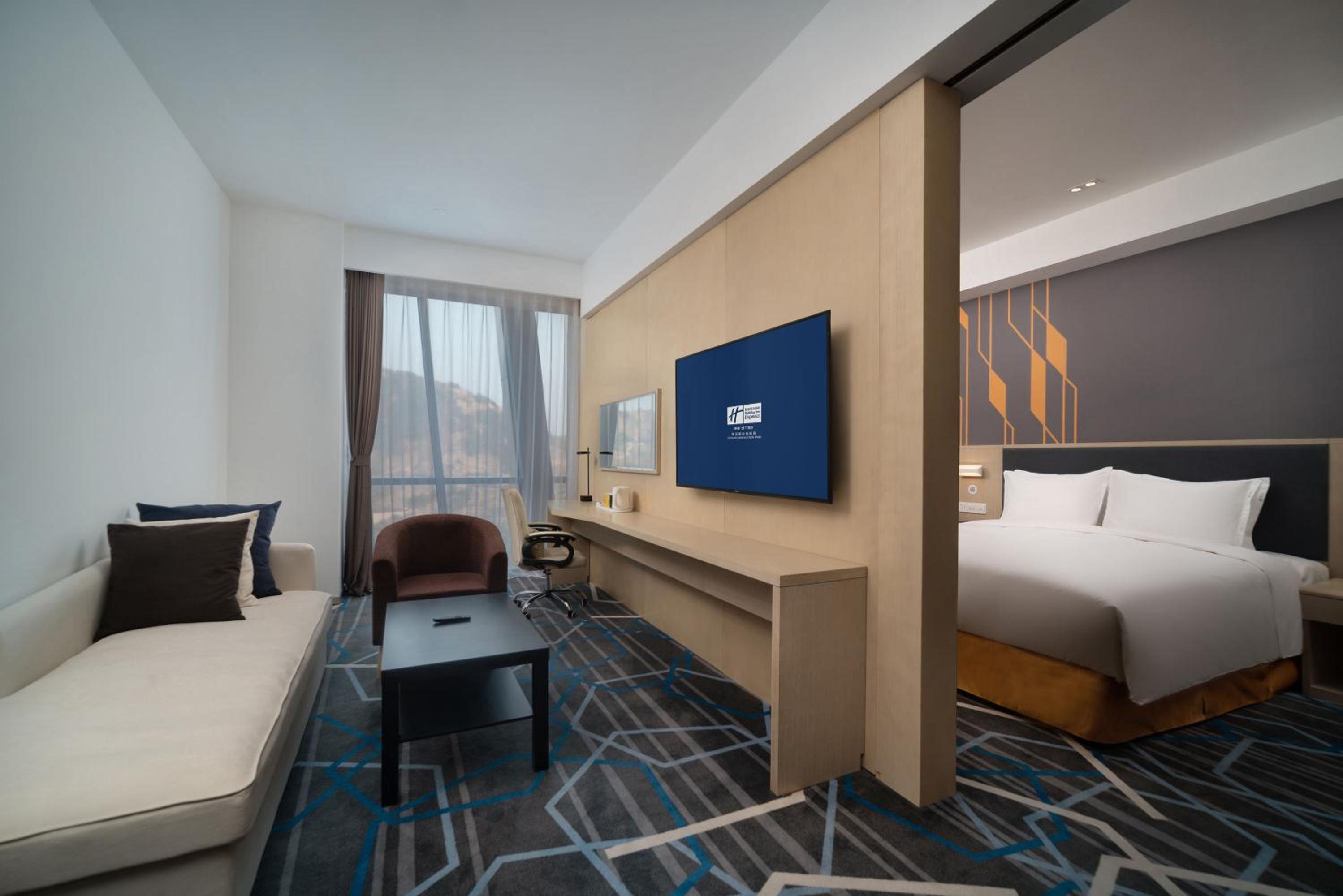 Standard King Room with Bunk Bed - Photo 4