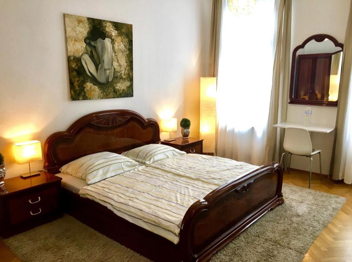 One-Bedroom Apartment - Photo 1