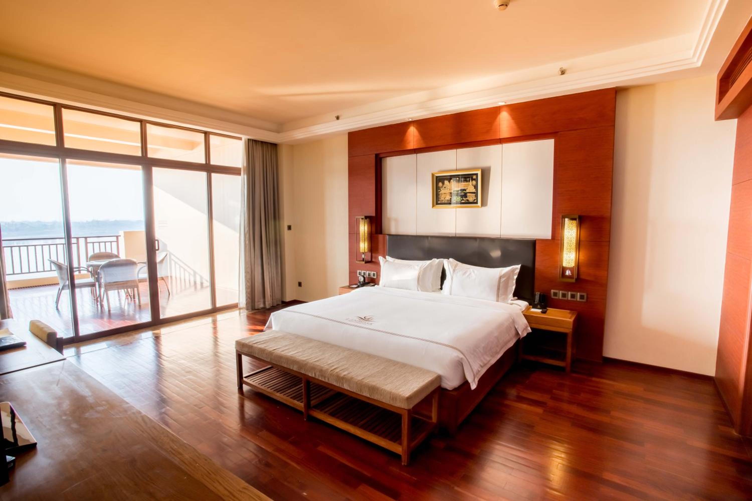 Executive Suite with Riverview photo 2