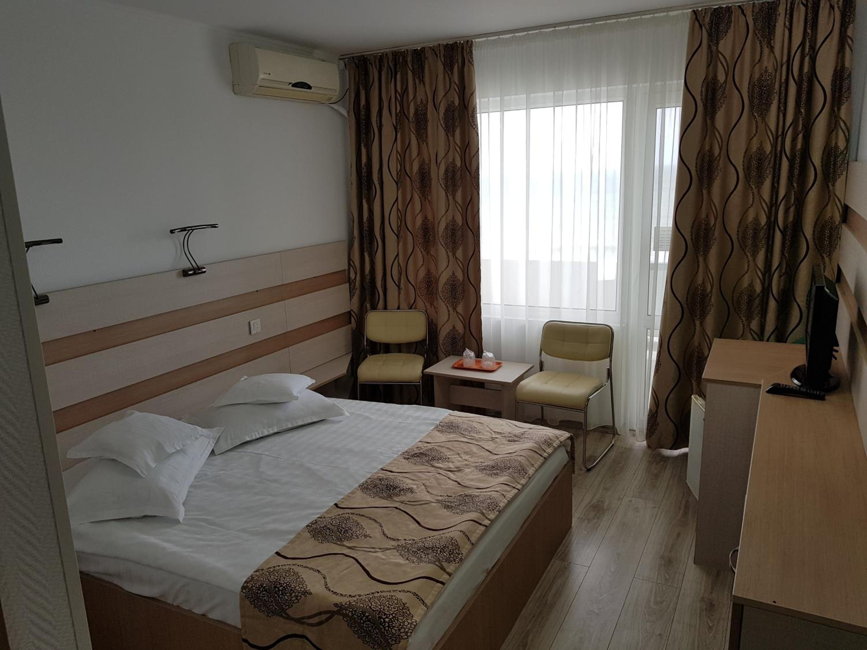 Twin Room with Free Pool Access - Photo 4