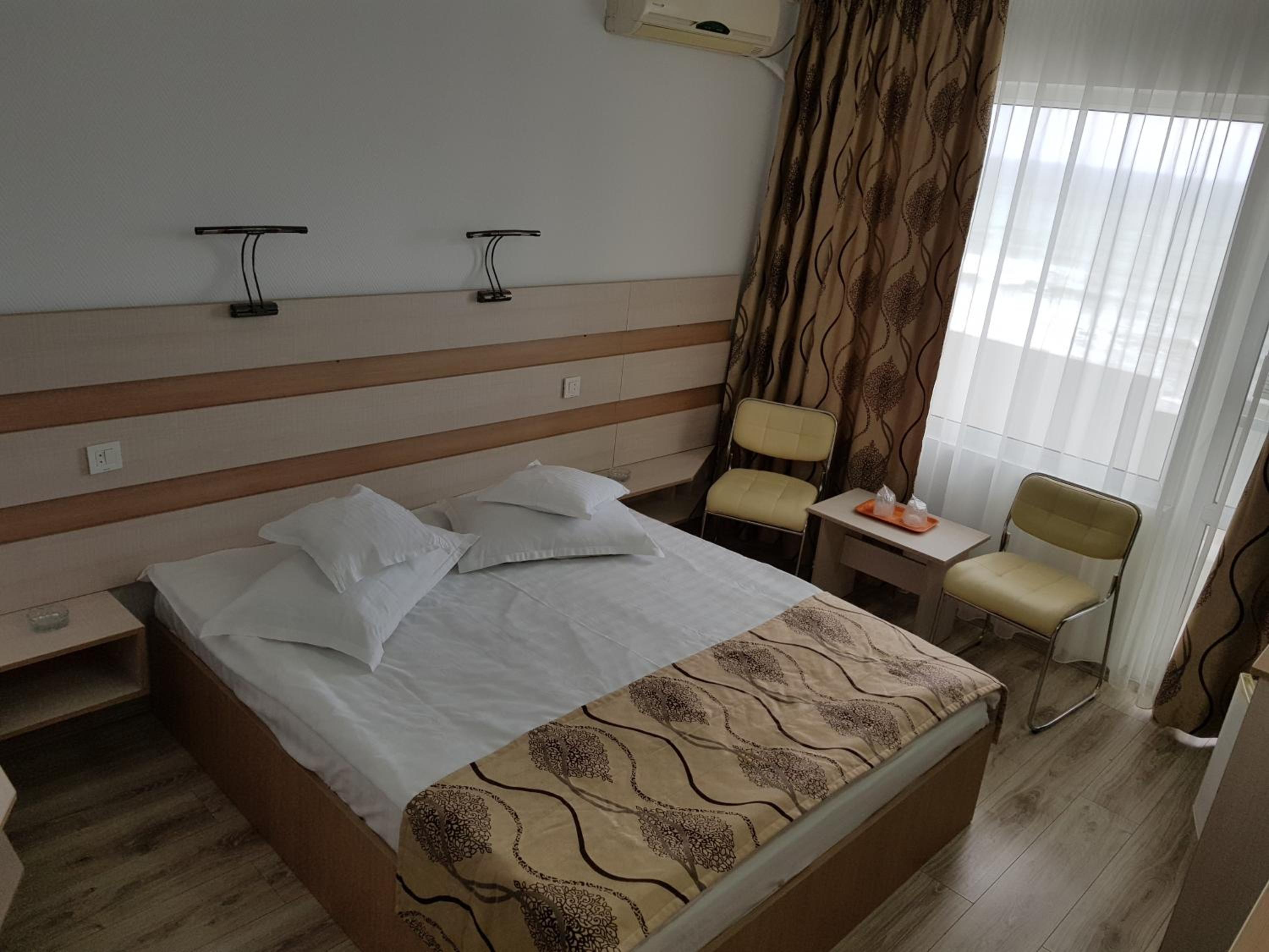 Twin Room with Free Pool Access - Photo 5