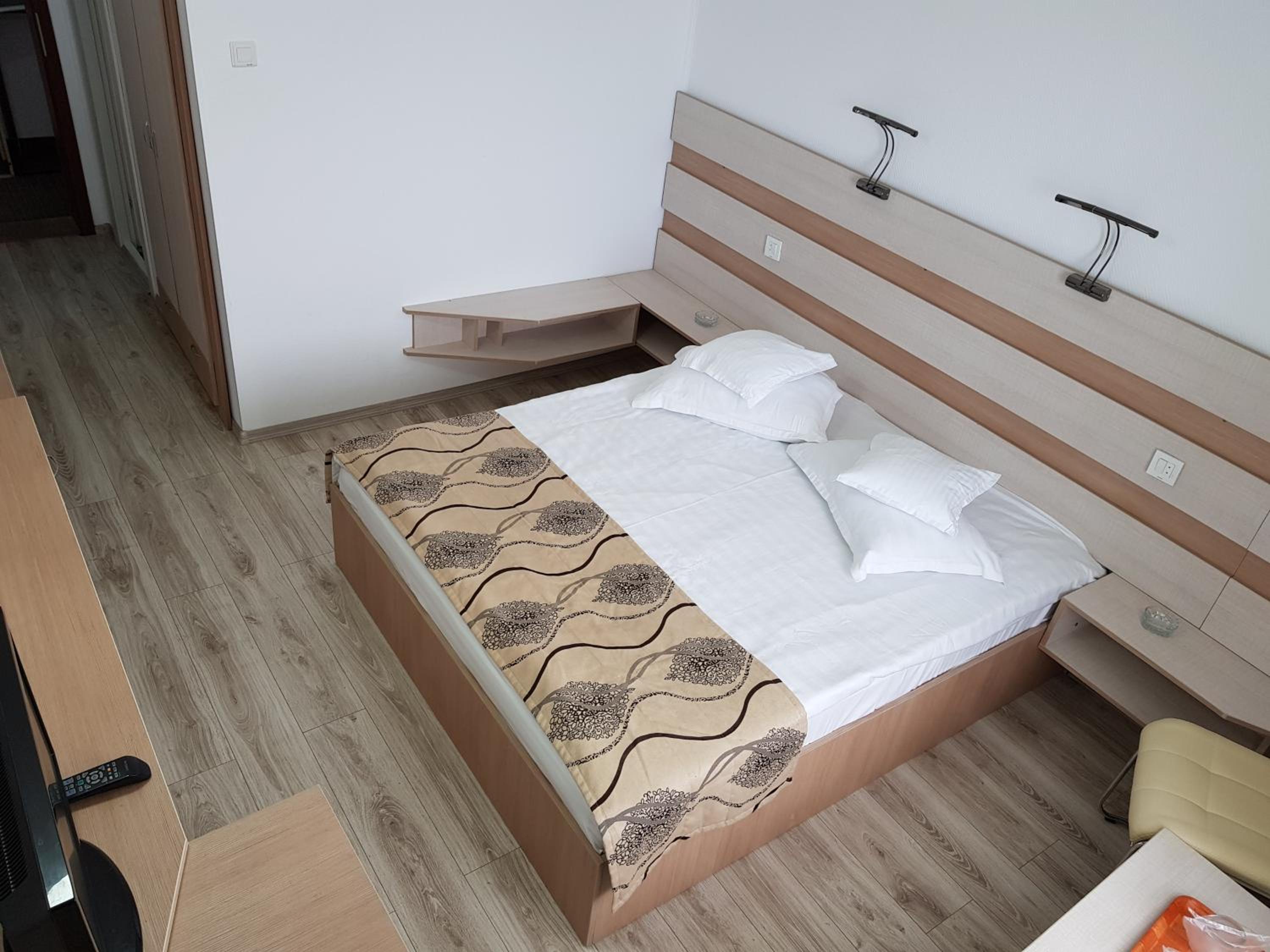 Twin Room with Free Pool Access - Photo 6