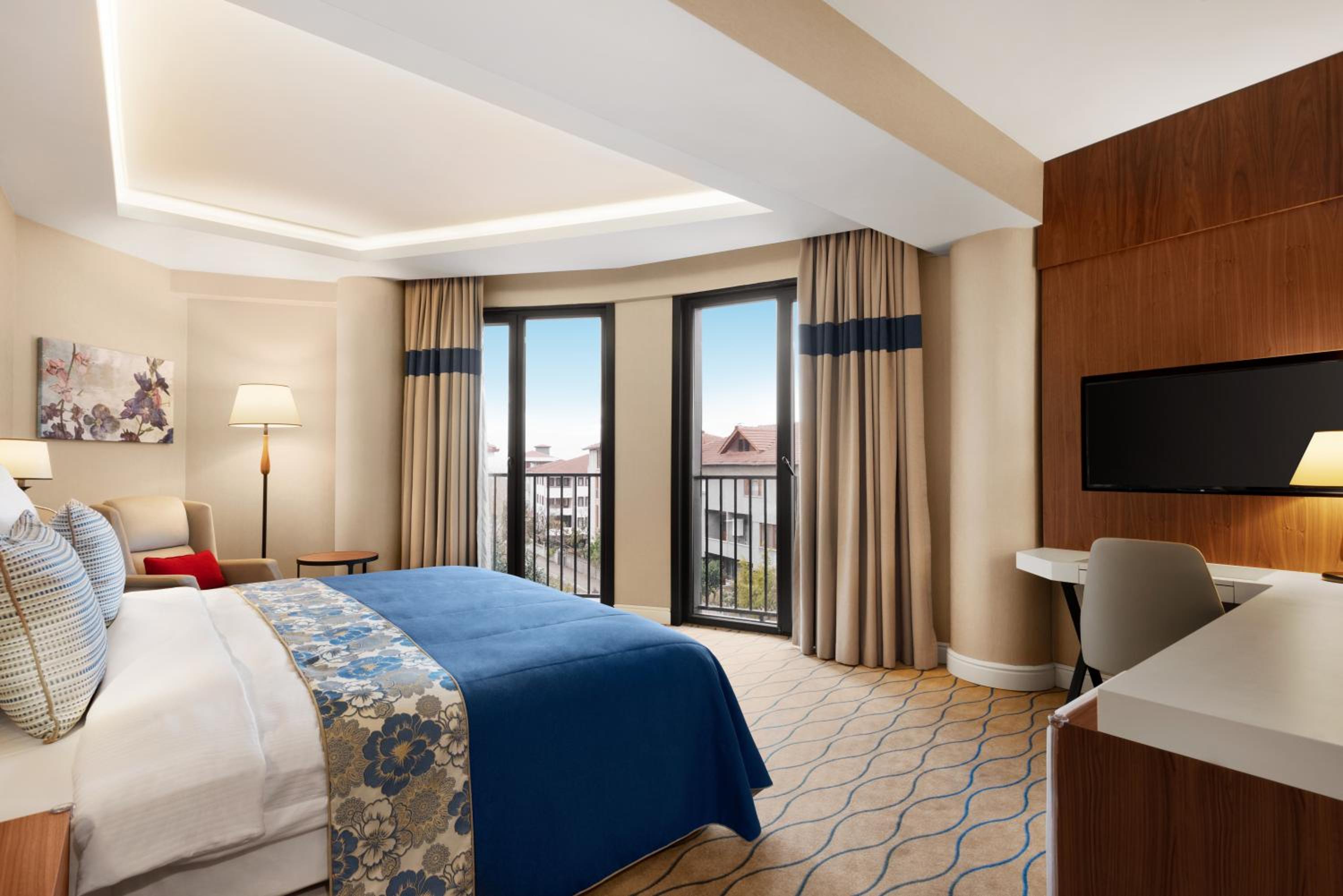 Deluxe King Room - Mobility Access/Non-Smoking - Photo 1