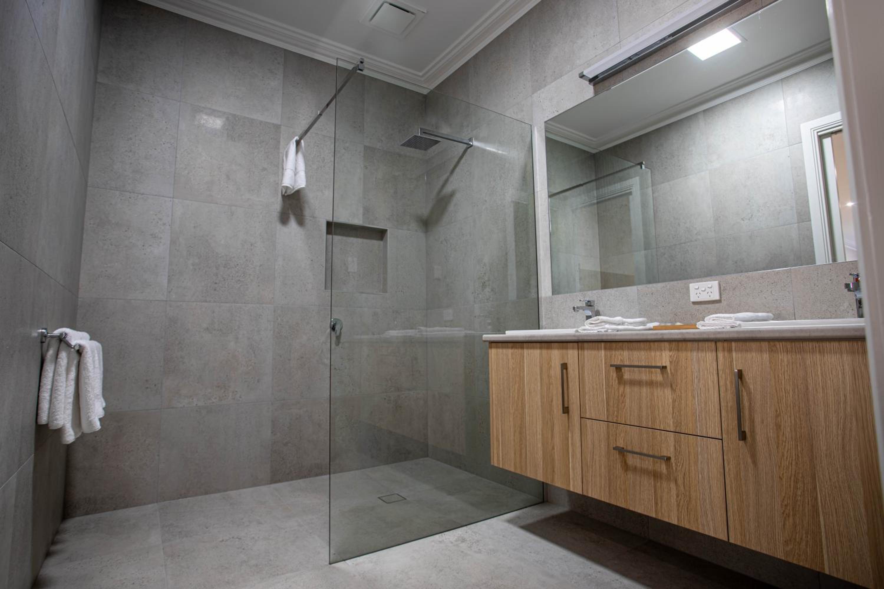 Standard King Room - Photo 5