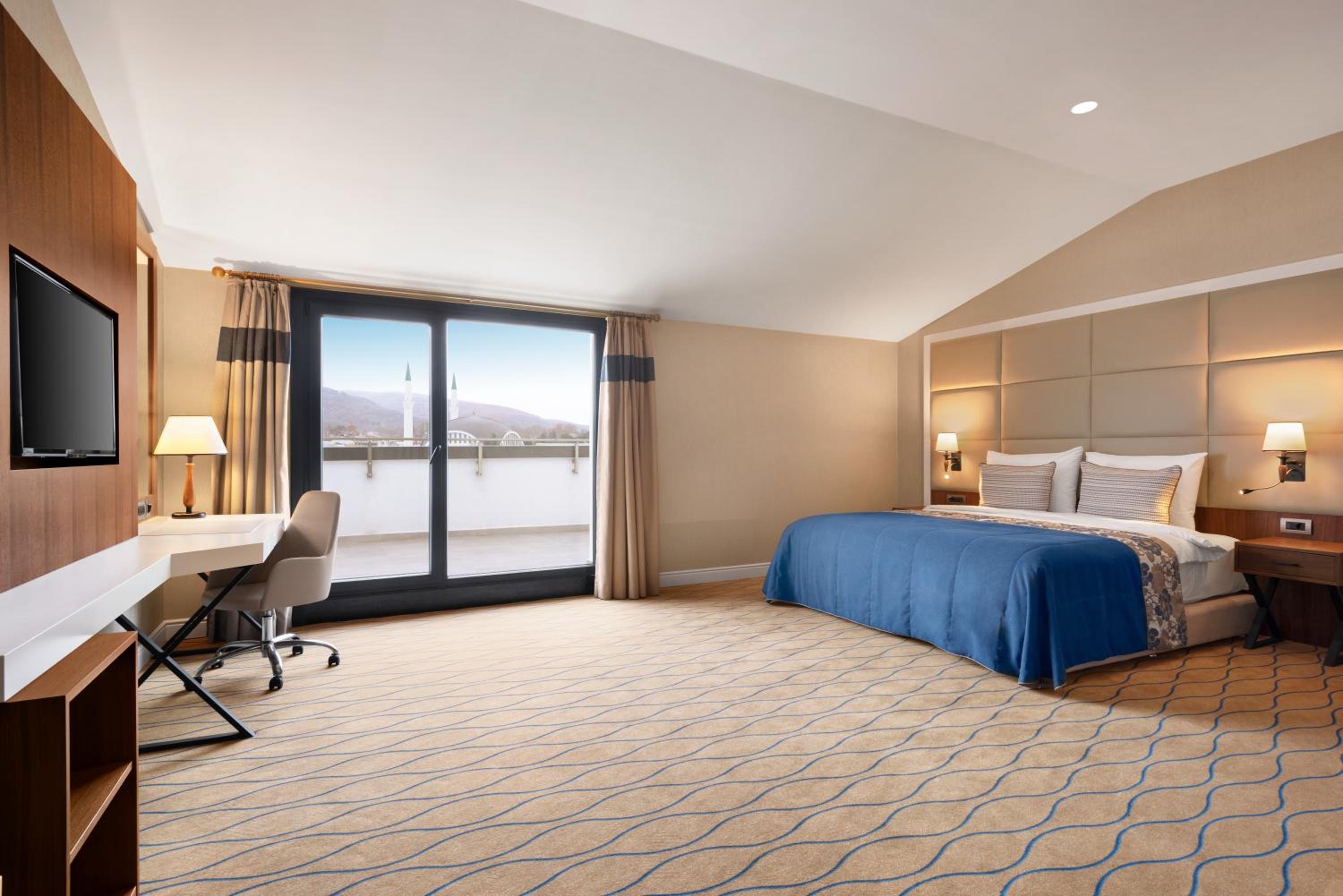 Deluxe King Room - Mobility Access/Non-Smoking - Photo 2