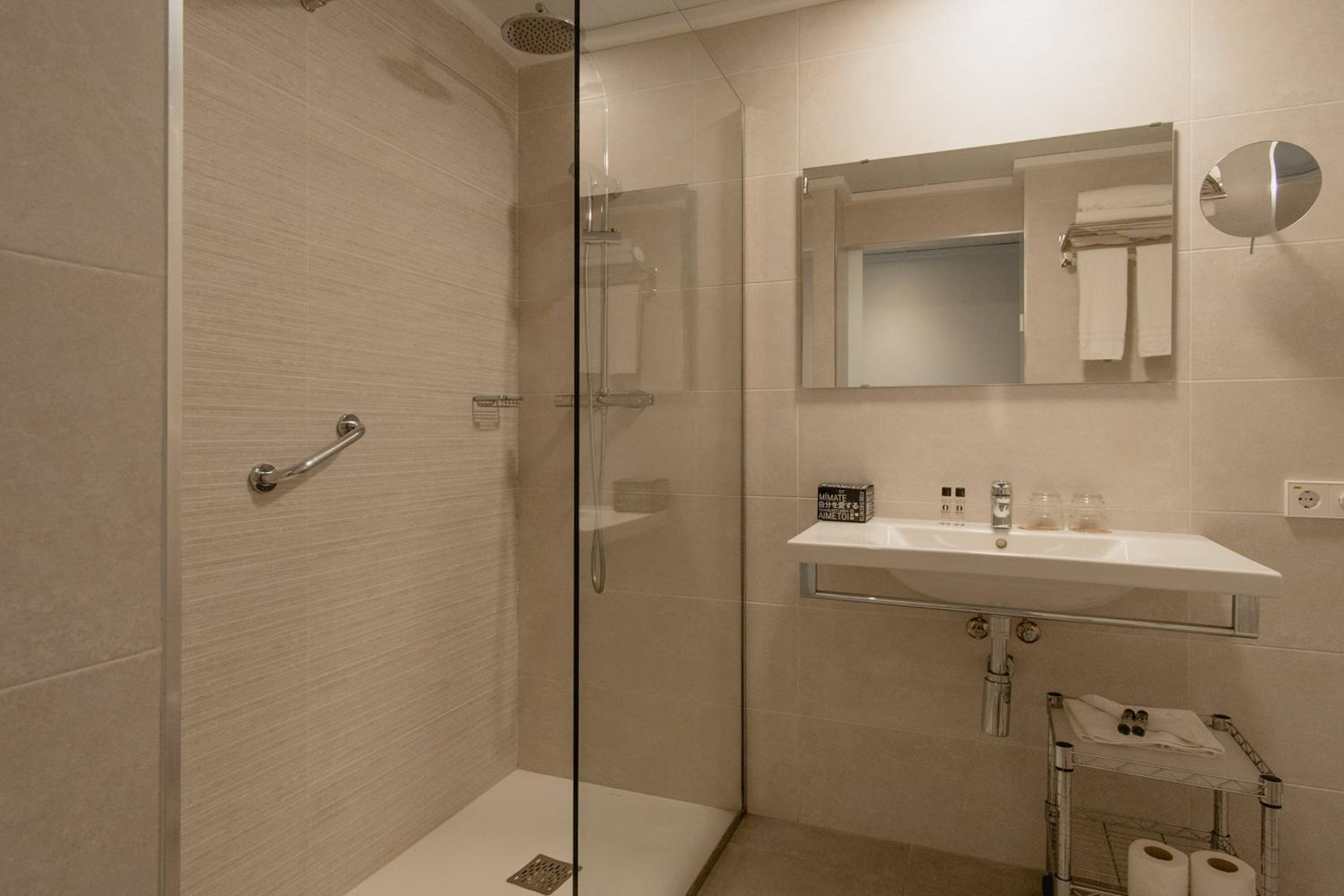 Double or Twin Room with Frontal Sea View - Photo 8