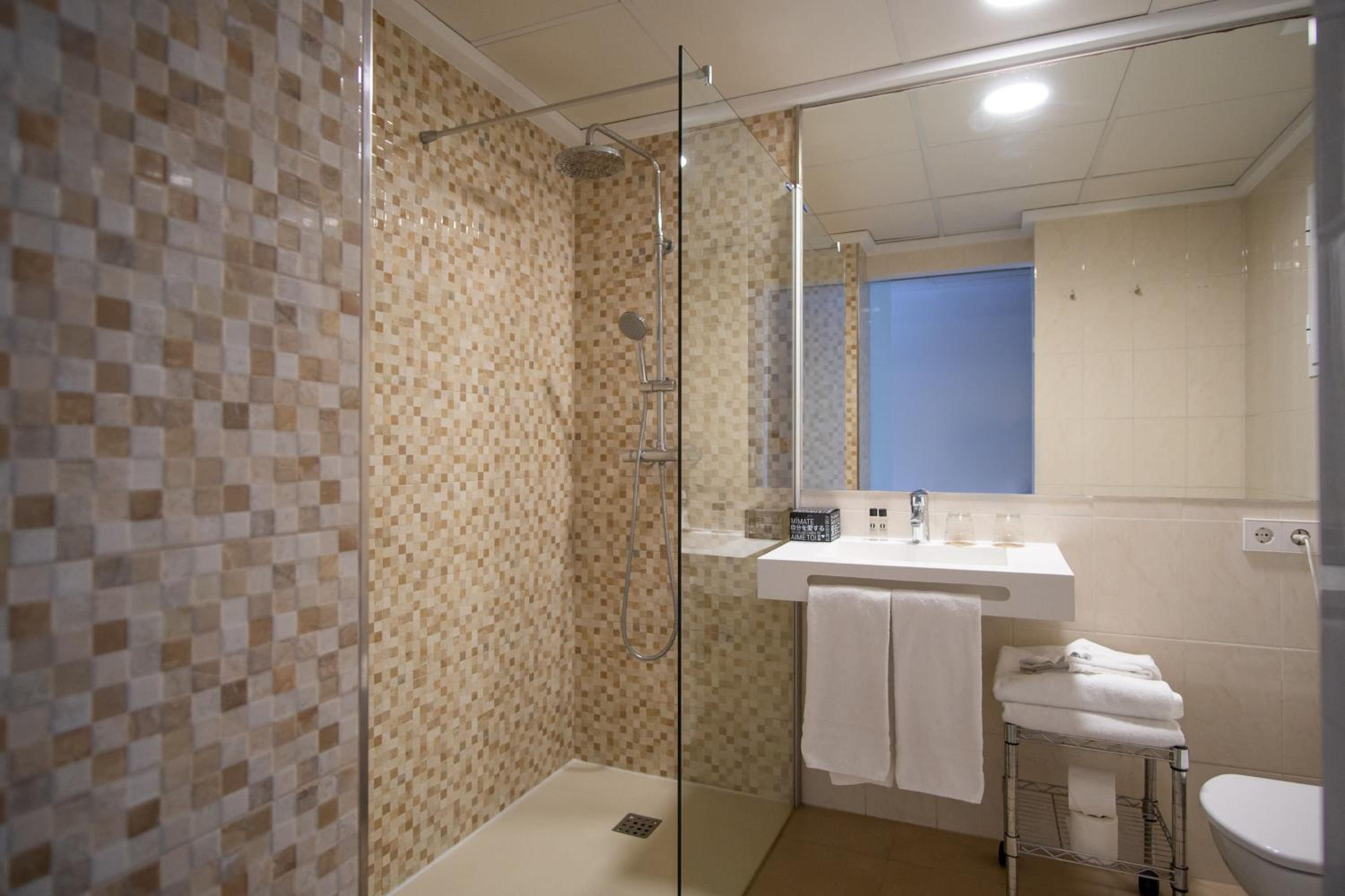 Double or Twin Room - Photo 3