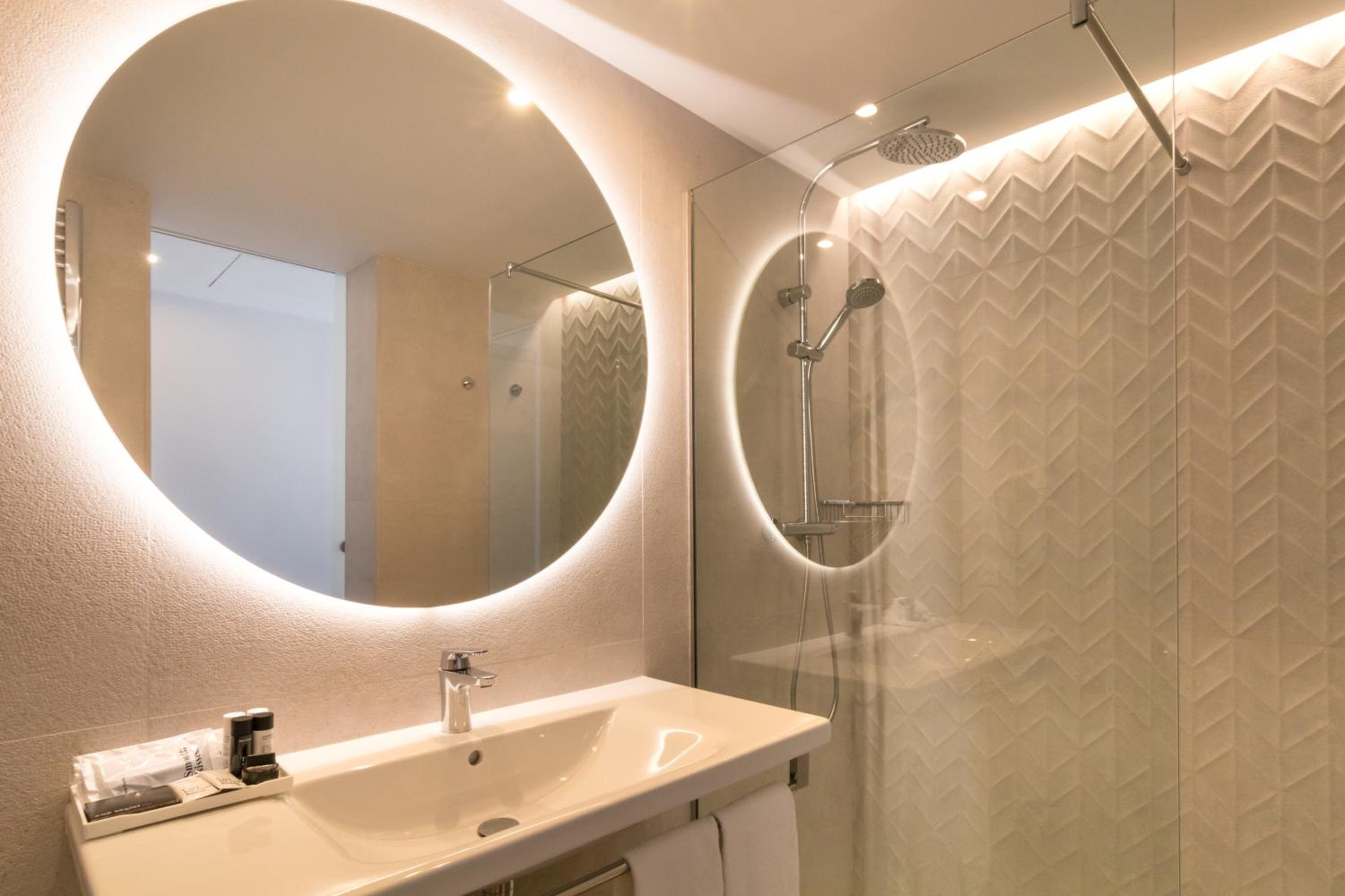 Double or Twin Room with Frontal Sea View - Photo 7