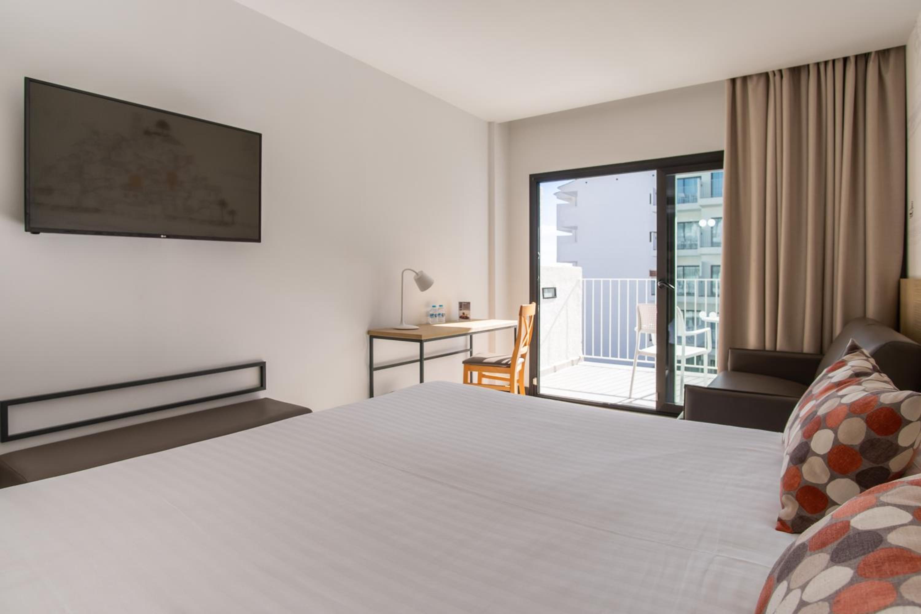 Premier Double Room with side Sea View - Photo 4
