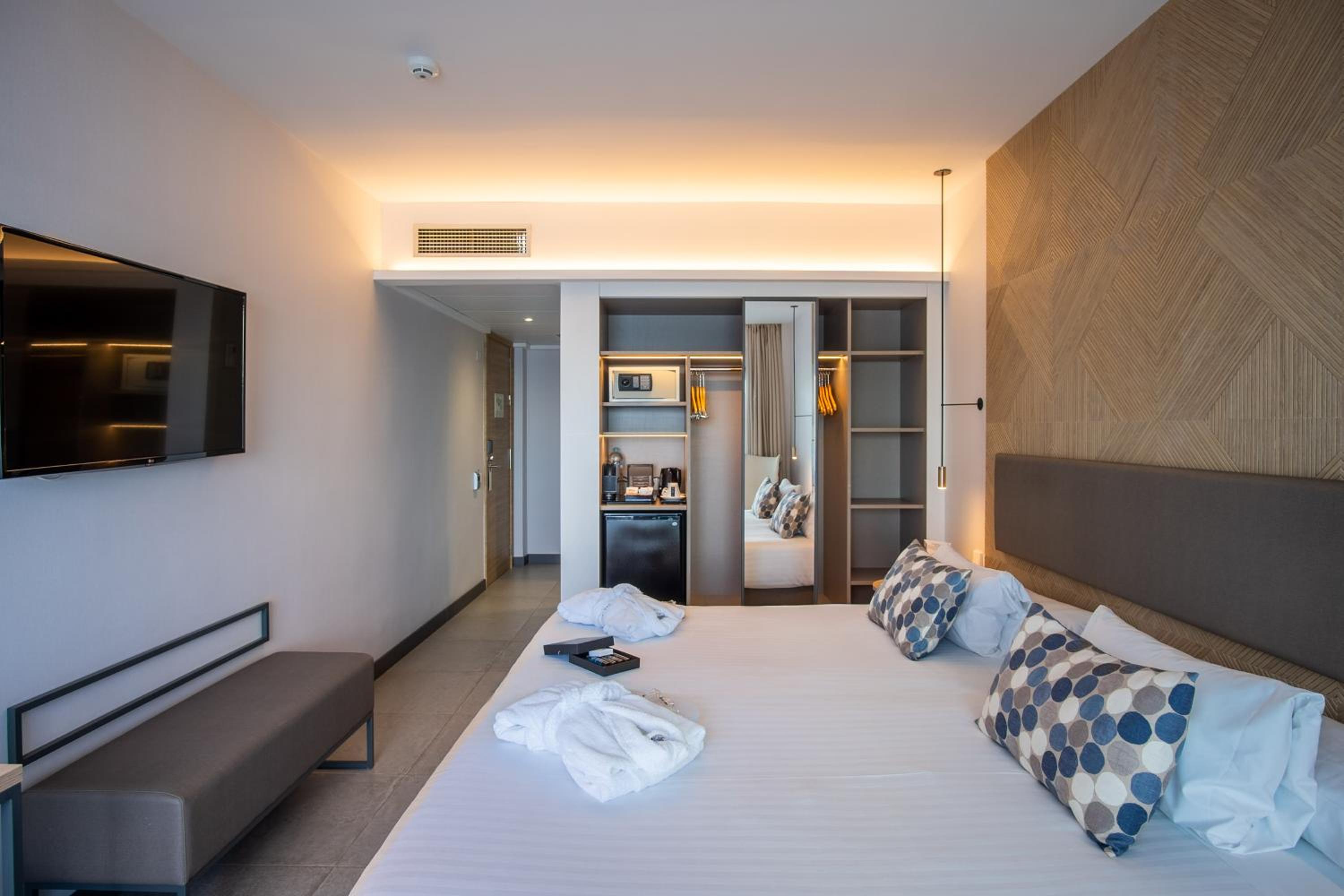 Double or Twin Room with Frontal Sea View - Photo 3
