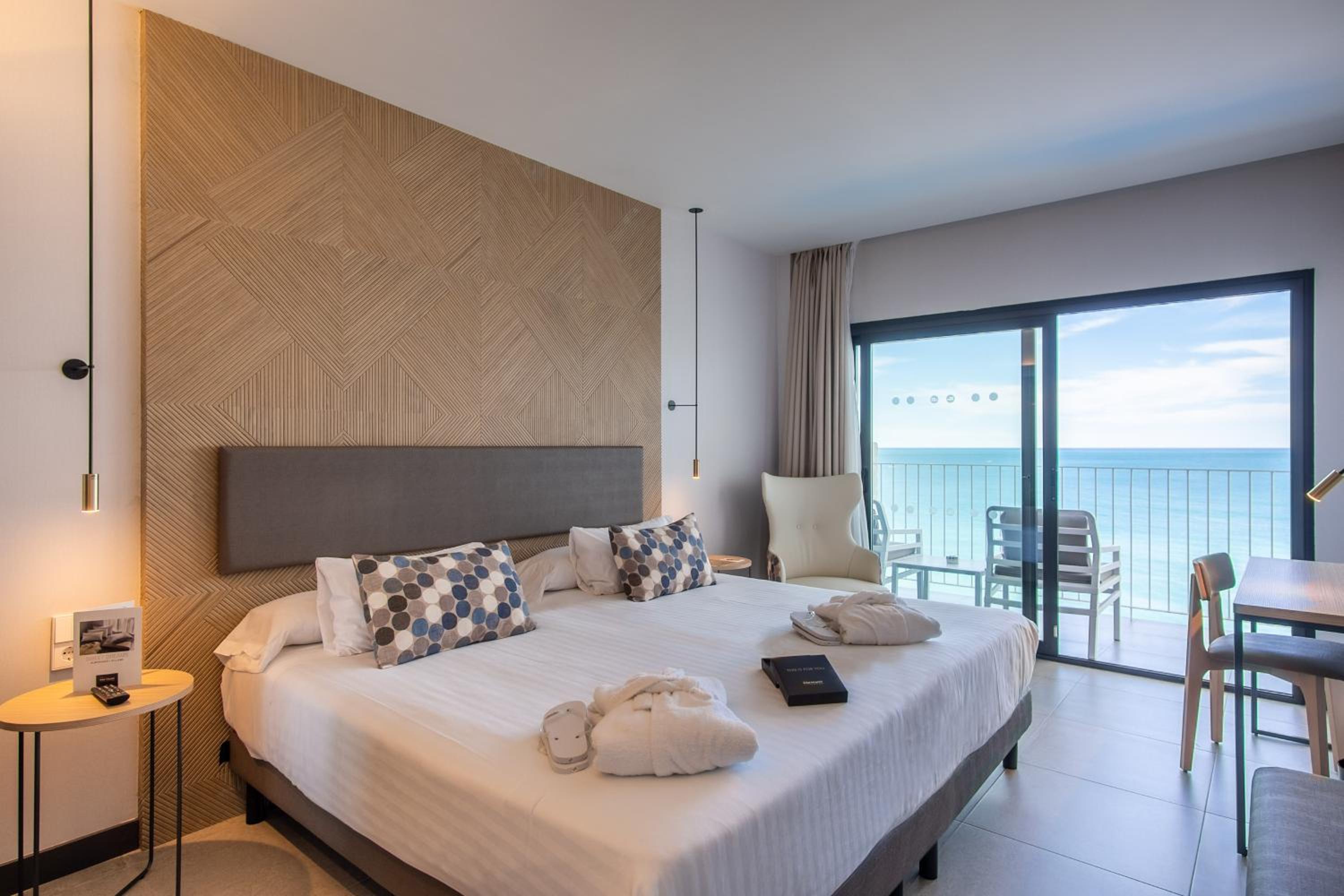 Double or Twin Room with Frontal Sea View - Photo 1