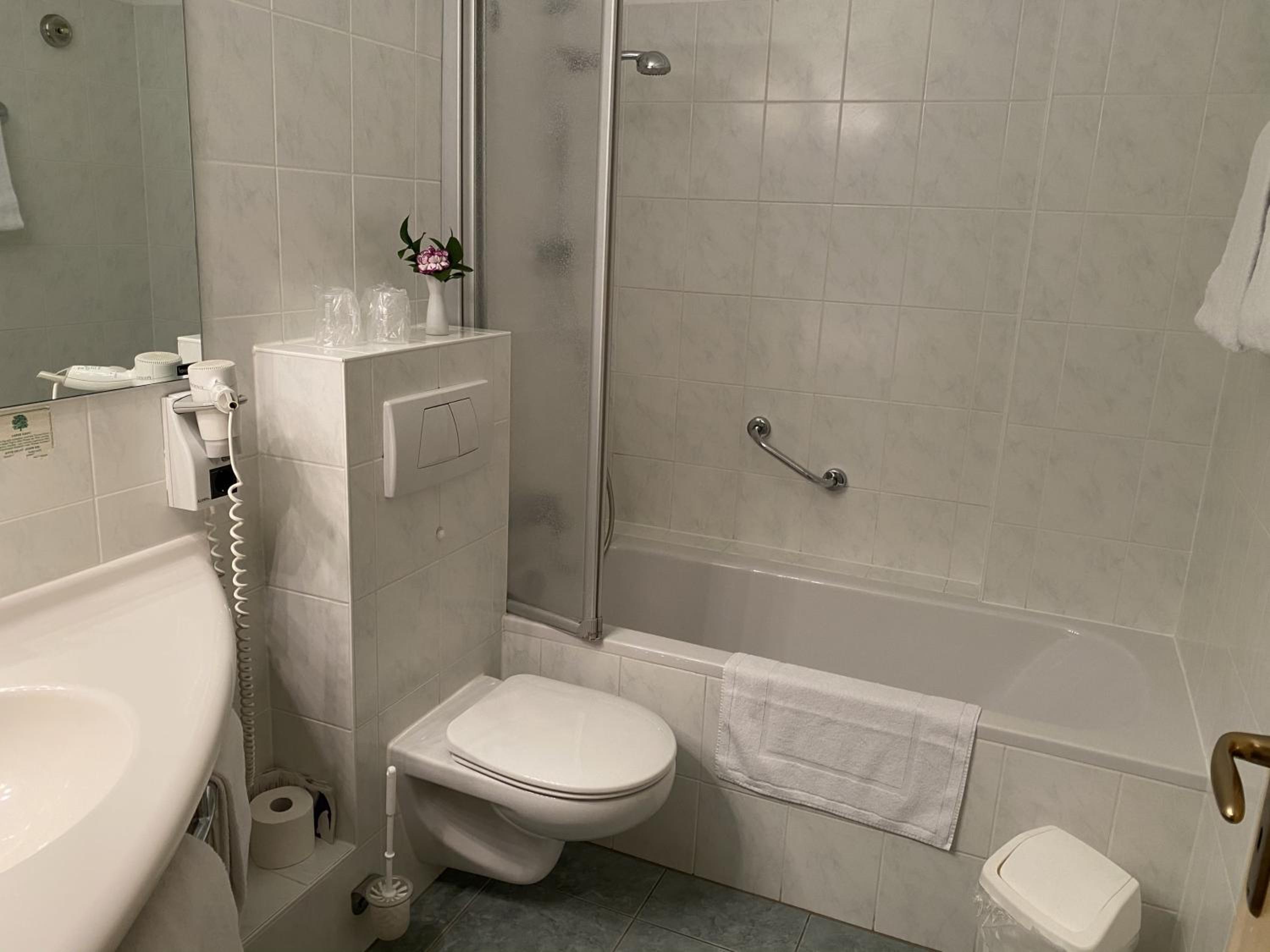 Quadruple Room with Bath - Photo 3