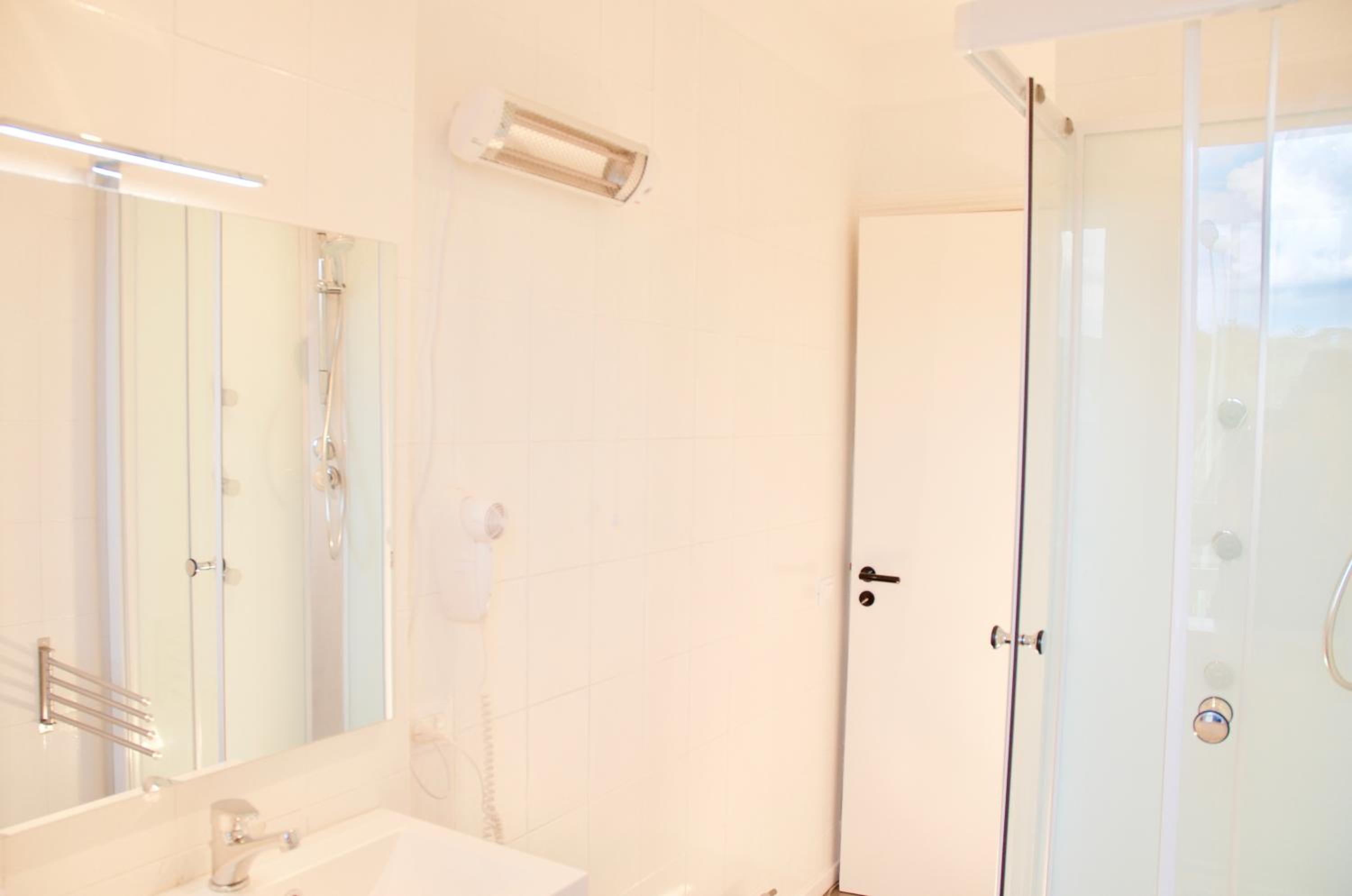 Double Room with Private Bathroom - Photo 2