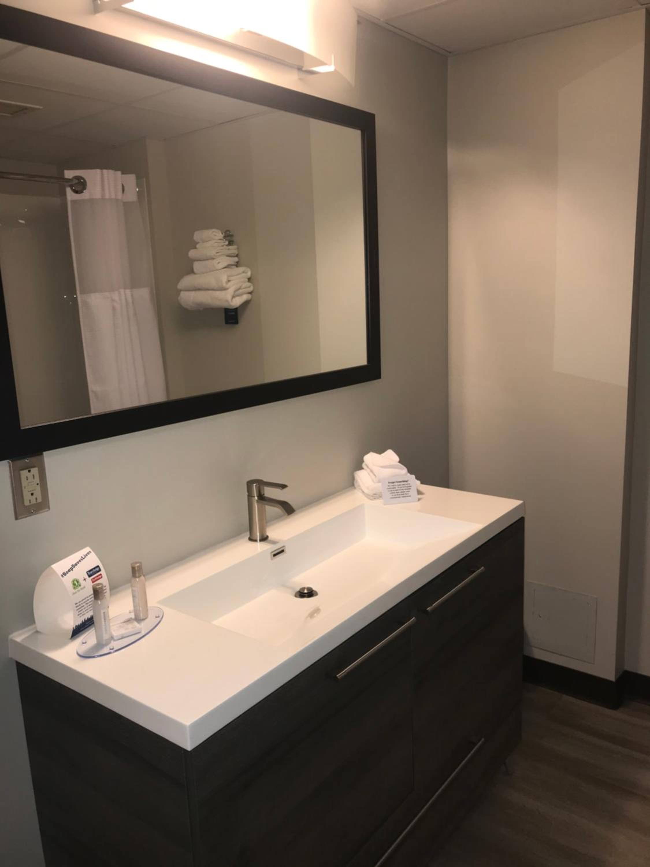 One-Bedroom Queen Suite - Non-Smoking photo 2