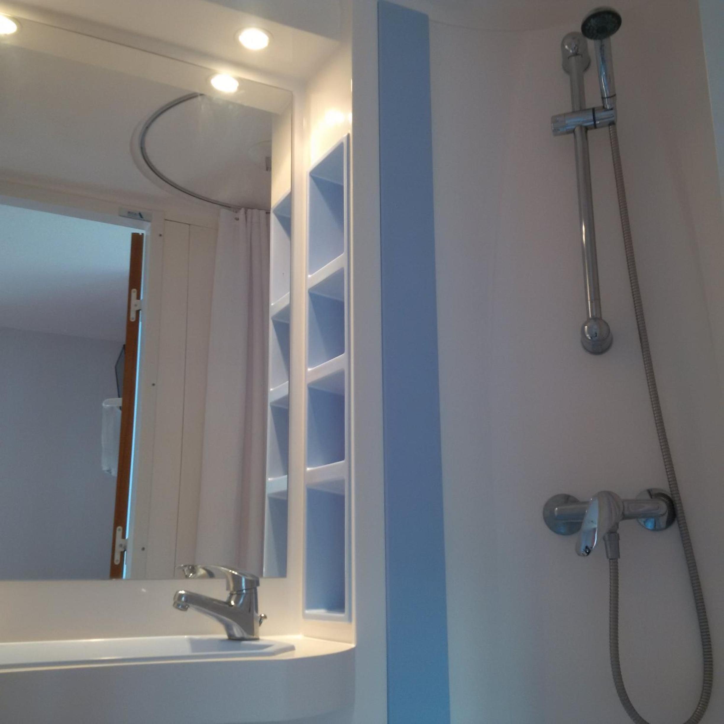 Double Room with Private Bathroom - Photo 7