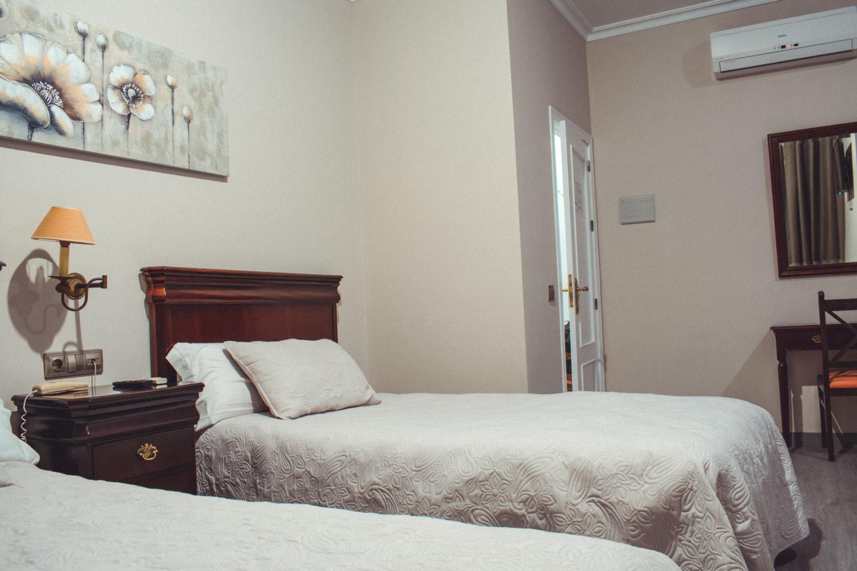 Twin Room - Photo 10