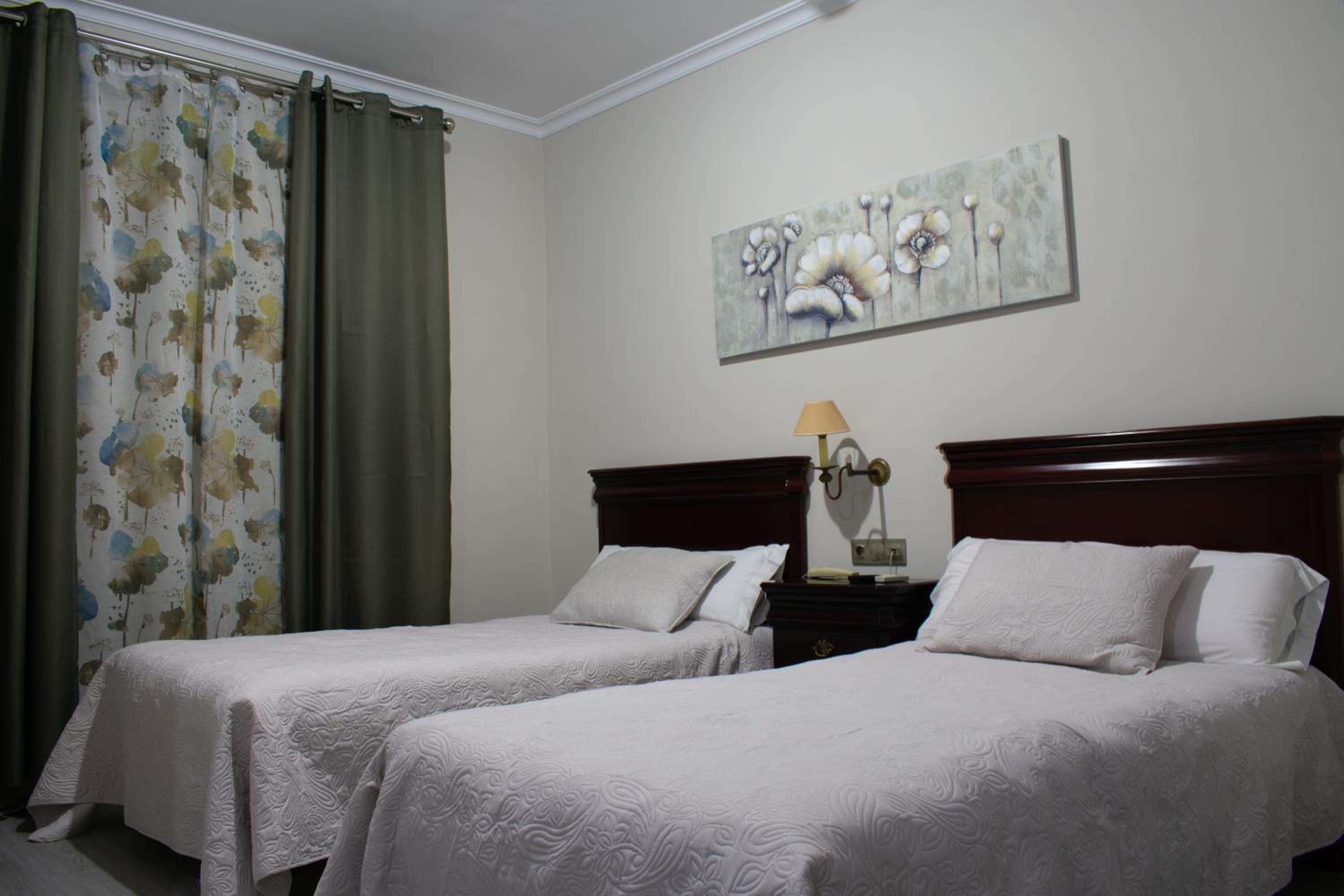 Twin Room - Photo 11