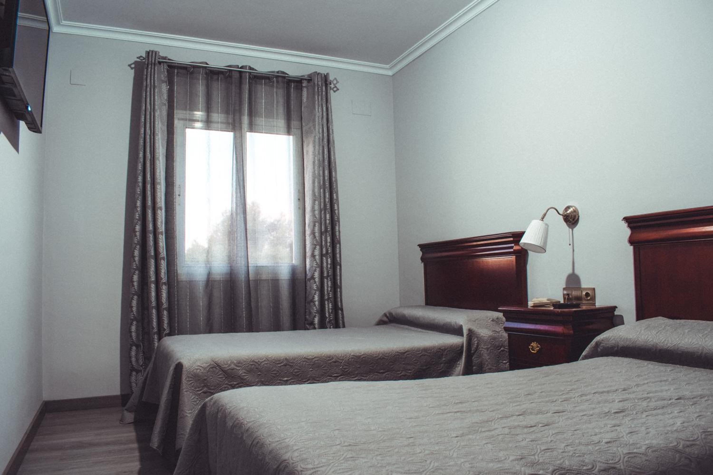 Twin Room - Photo 12