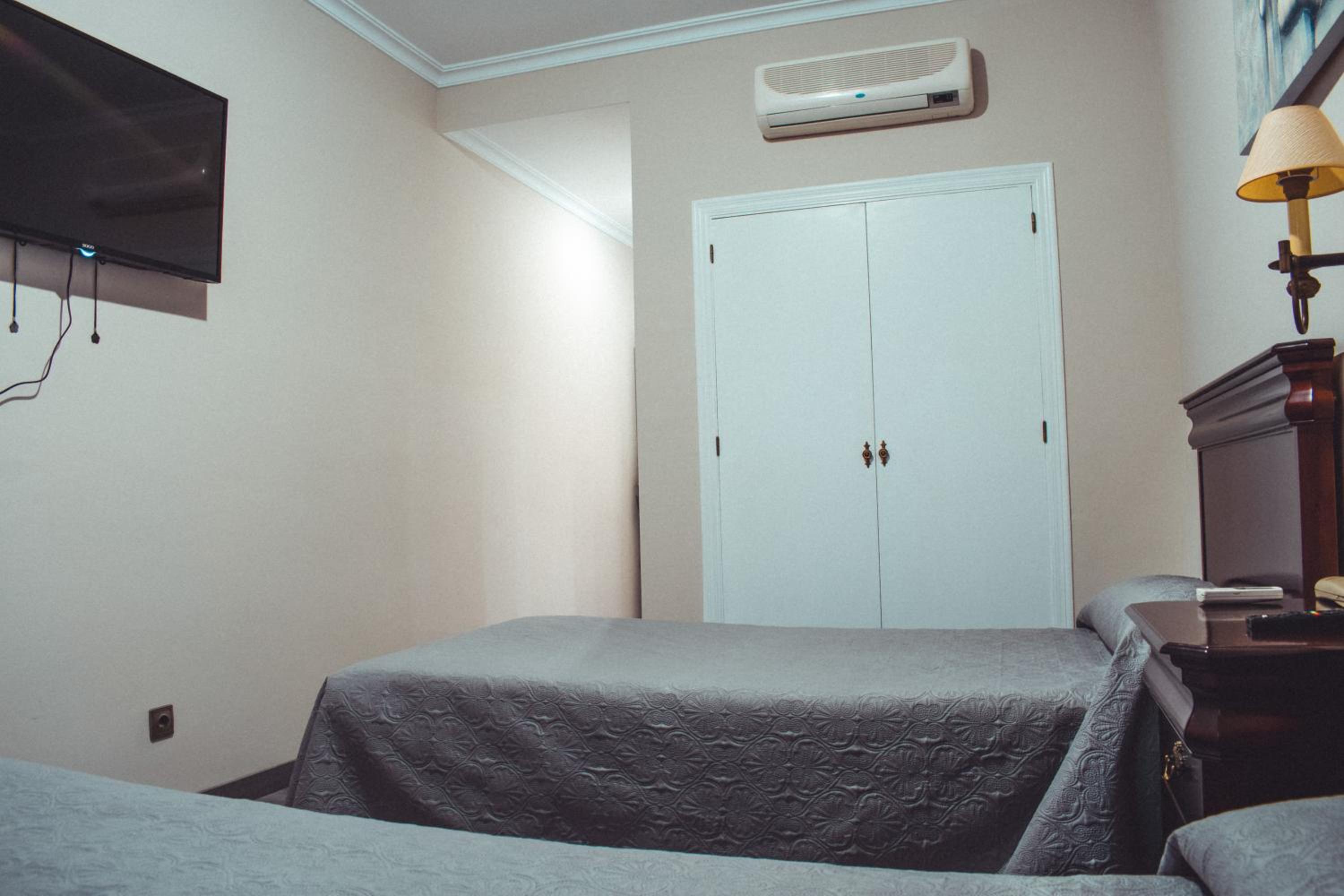 Twin Room - Photo 2