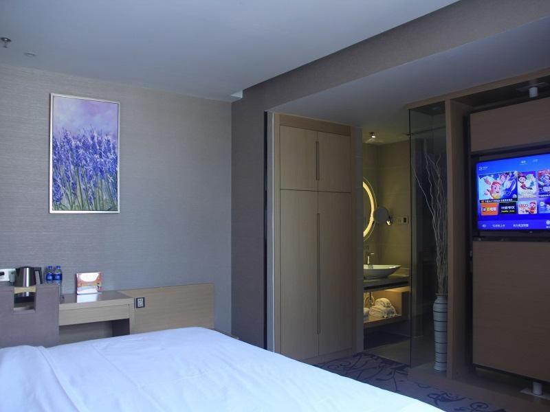 Deluxe King size bed Room photo 3