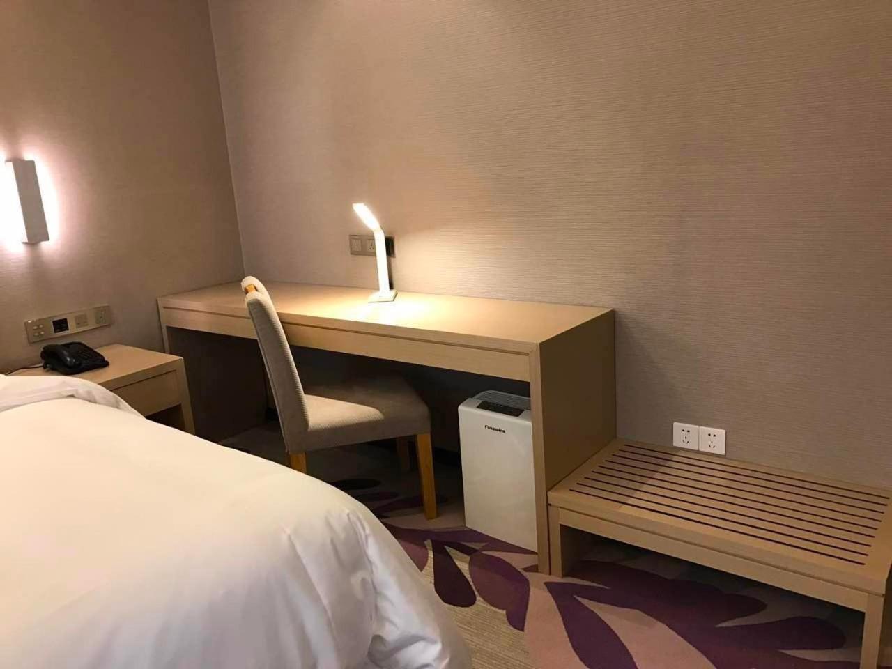 Standard queen size bed room photo 1