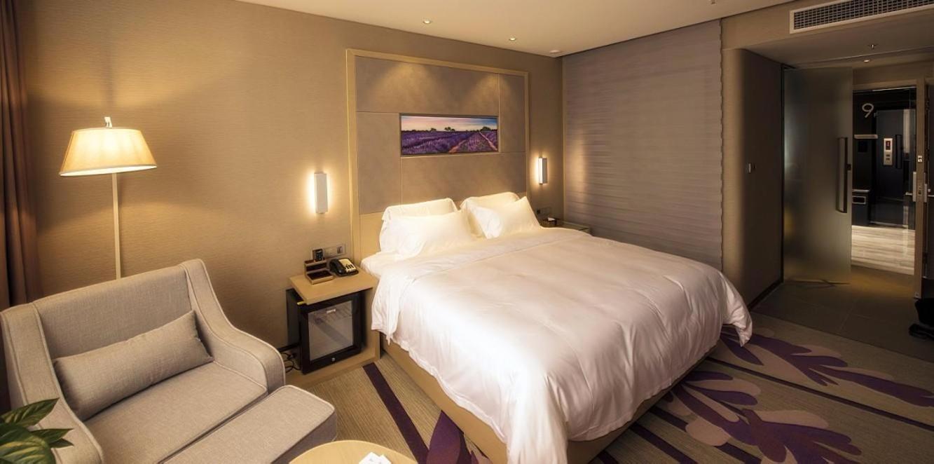 Standard queen size bed room photo 3