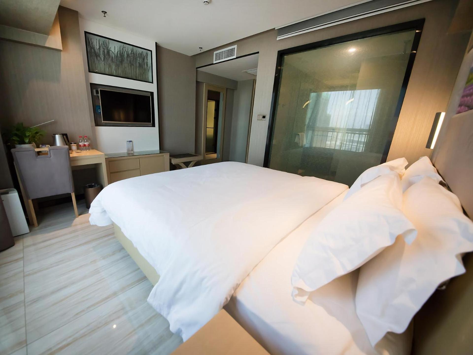 Deluxe King size bed Room photo 2