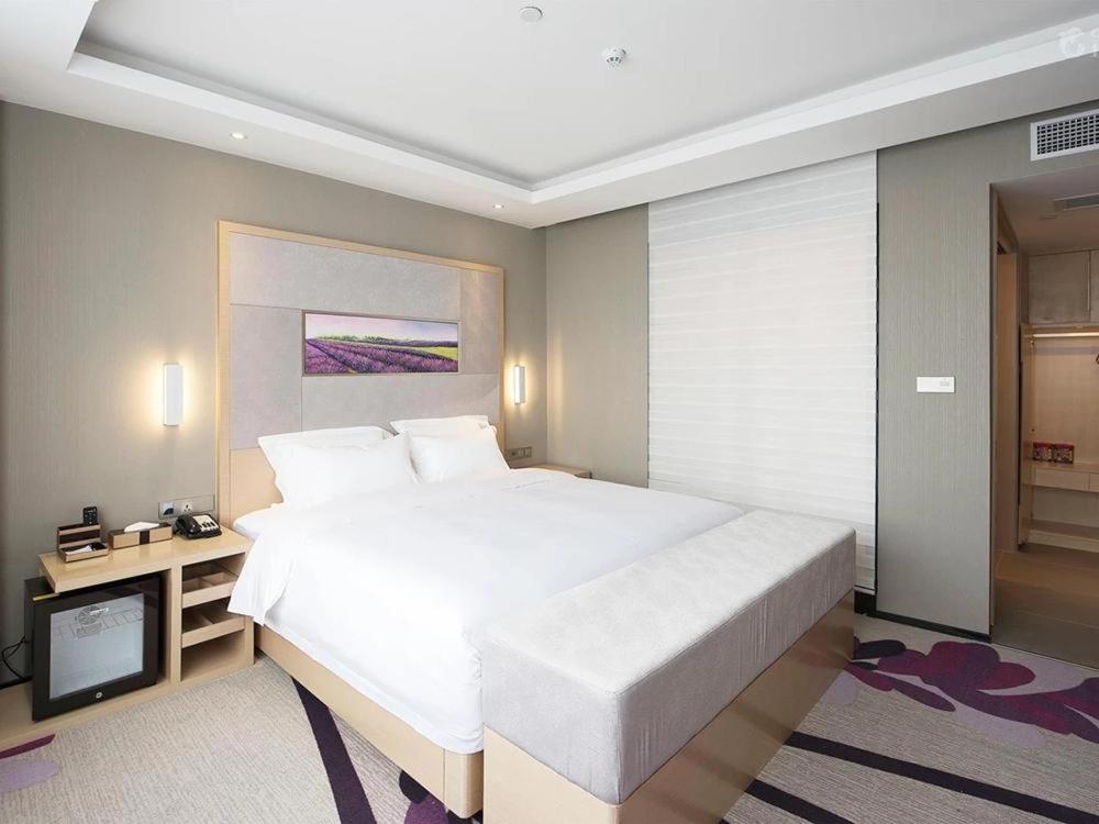 Standard queen size bed room
