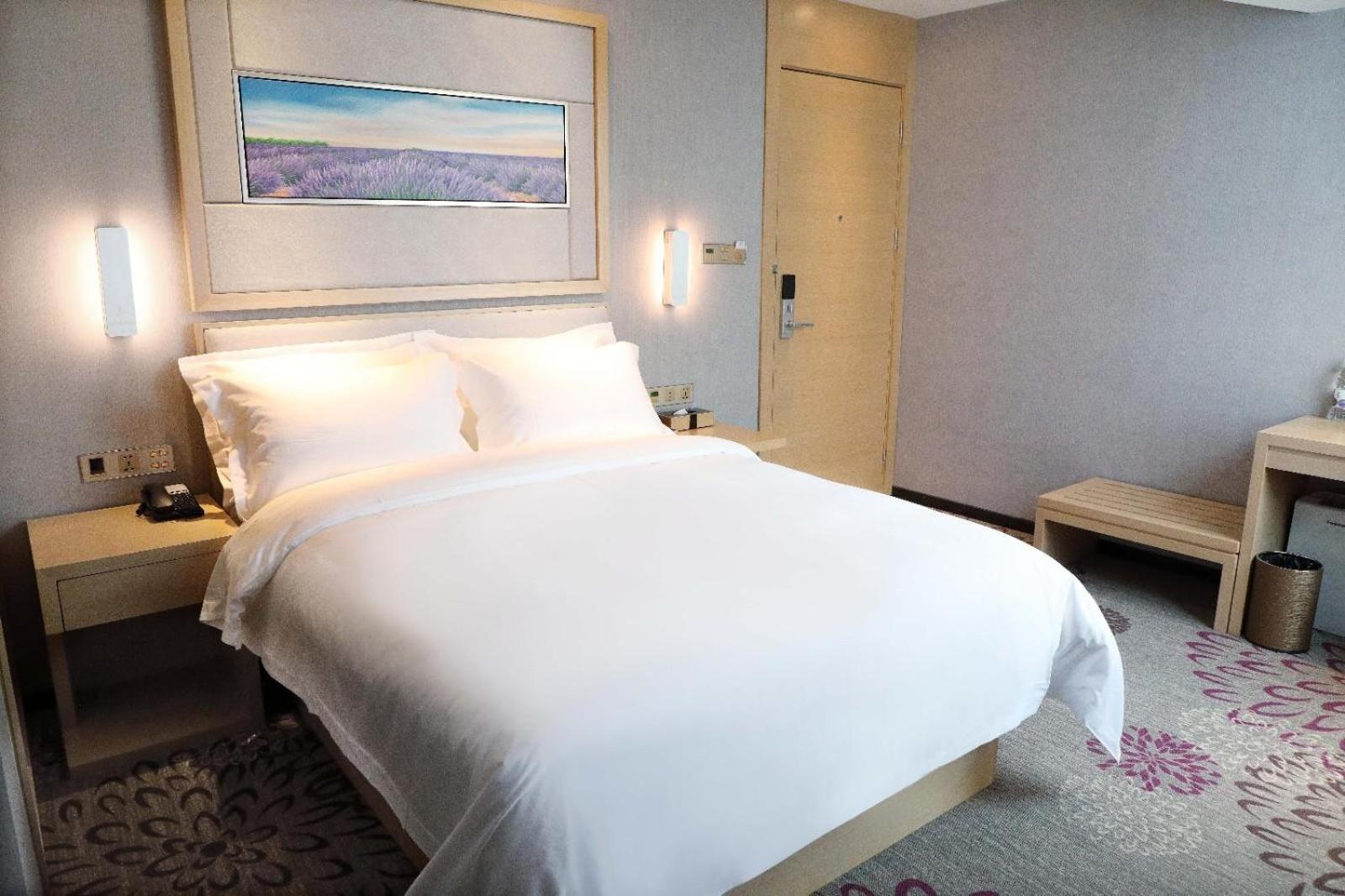 Standard queen size bed room