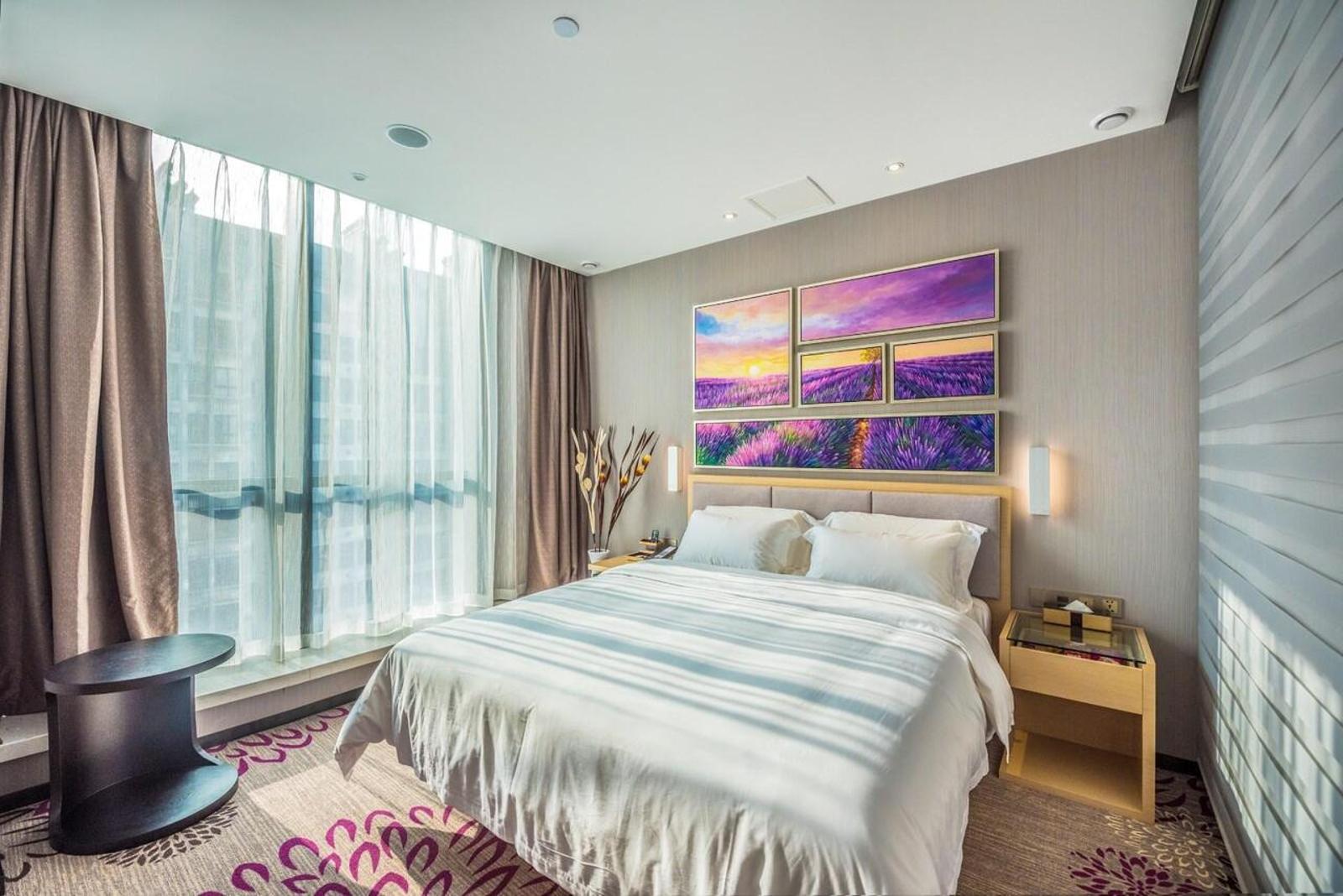 Standard queen size bed room