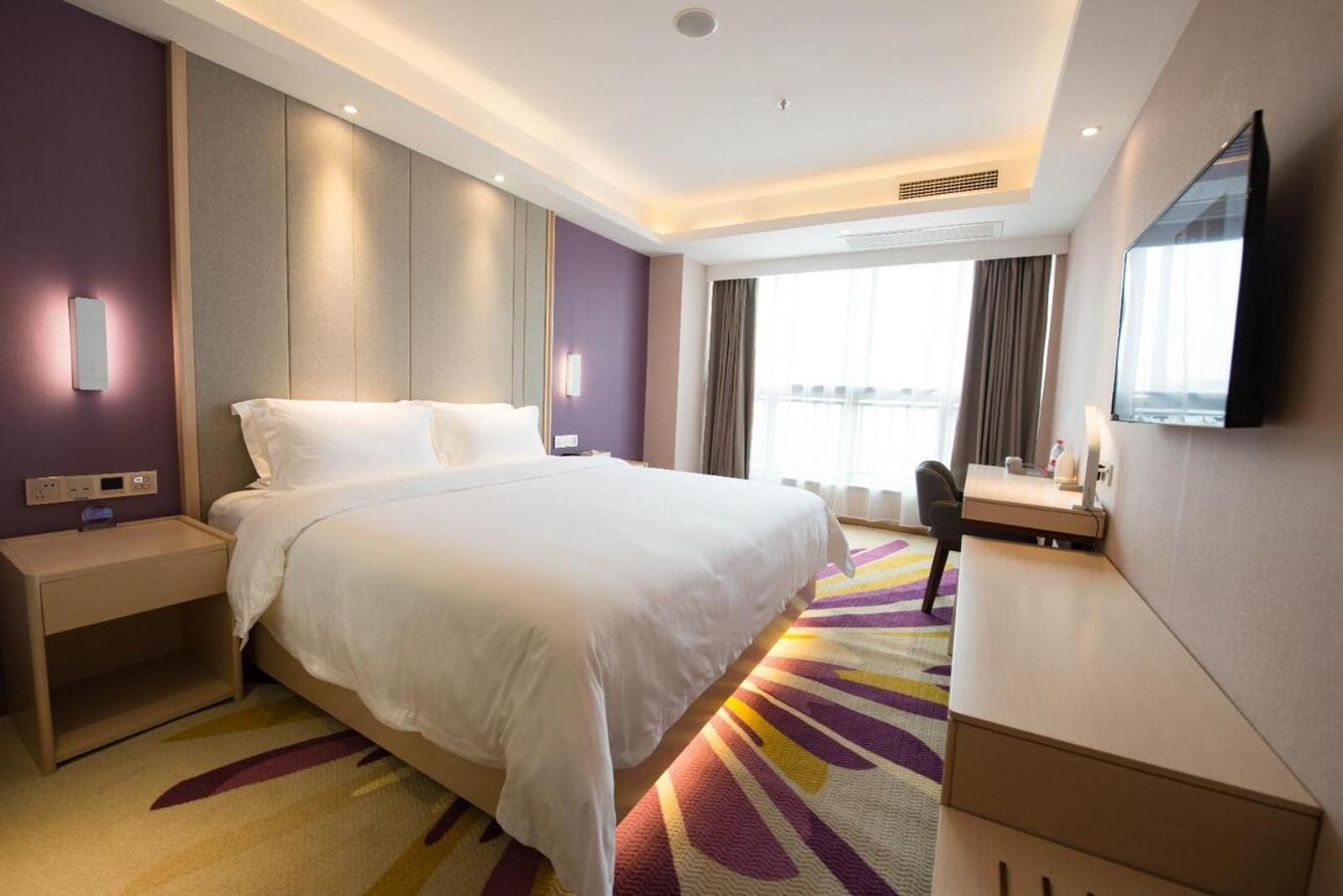 Standard queen size bed room - Photo 1