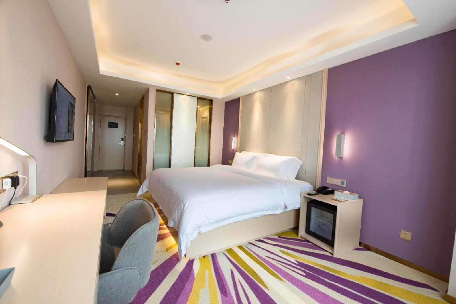 Standard queen size bed room - Photo 2