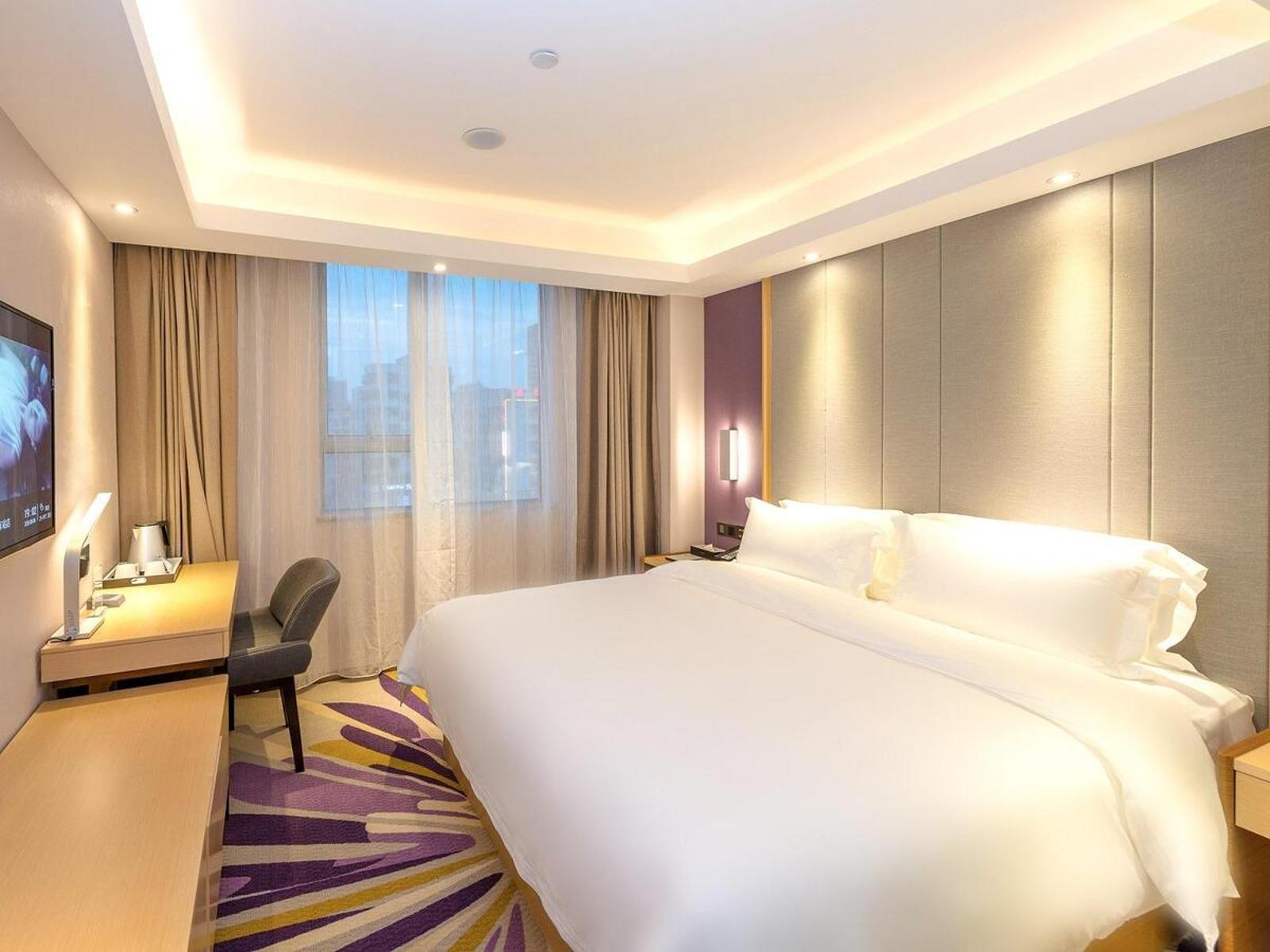 Standard Queen Size Bed Room
