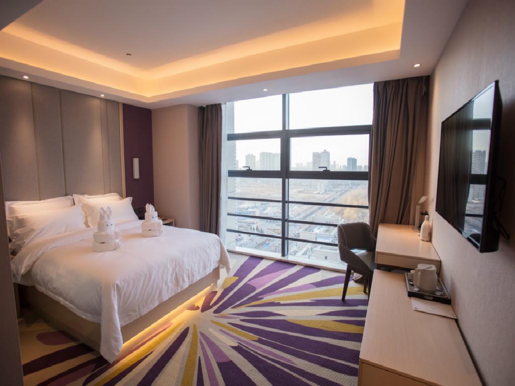 Standard queen size bed room