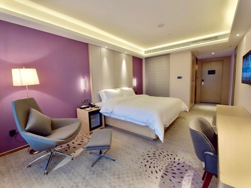 Standard queen size bed room - Photo 1