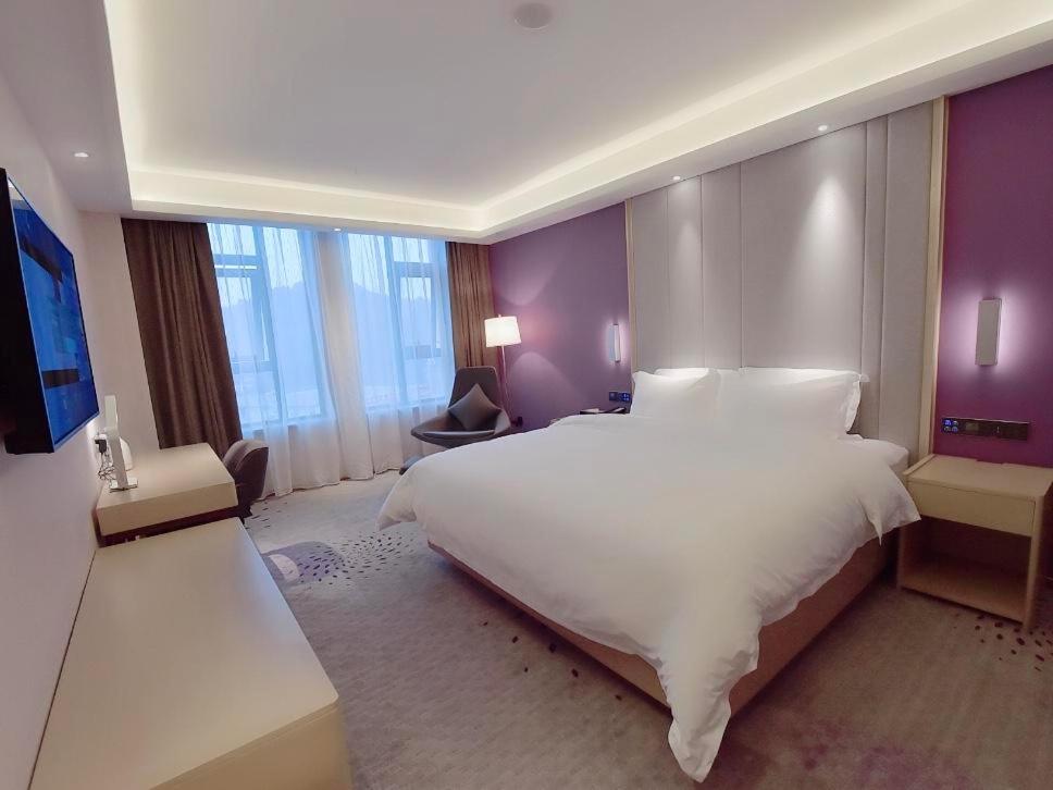 Standard queen size bed room - Photo 3