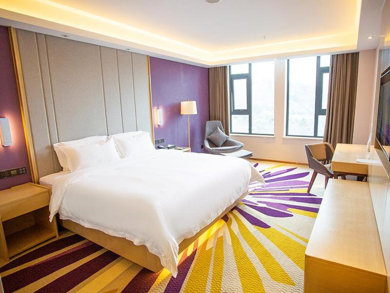 Standard queen size bed room - Photo 2