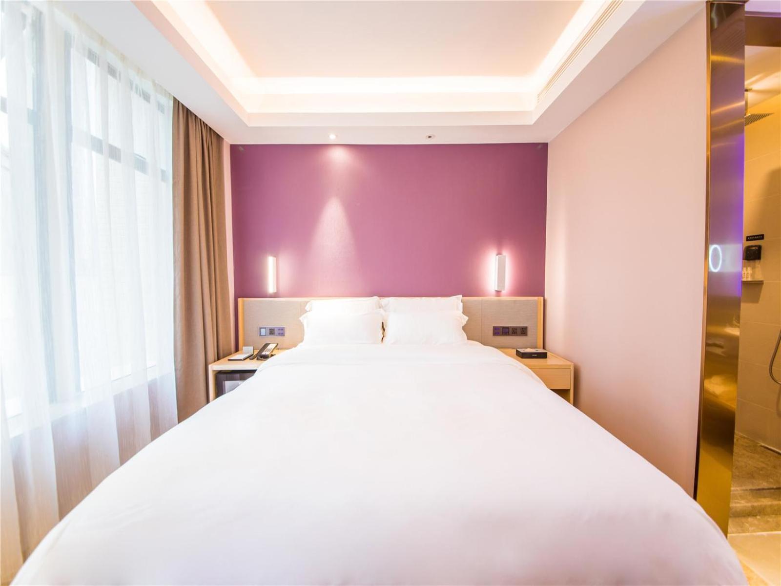 Deluxe King size bed Room photo 3