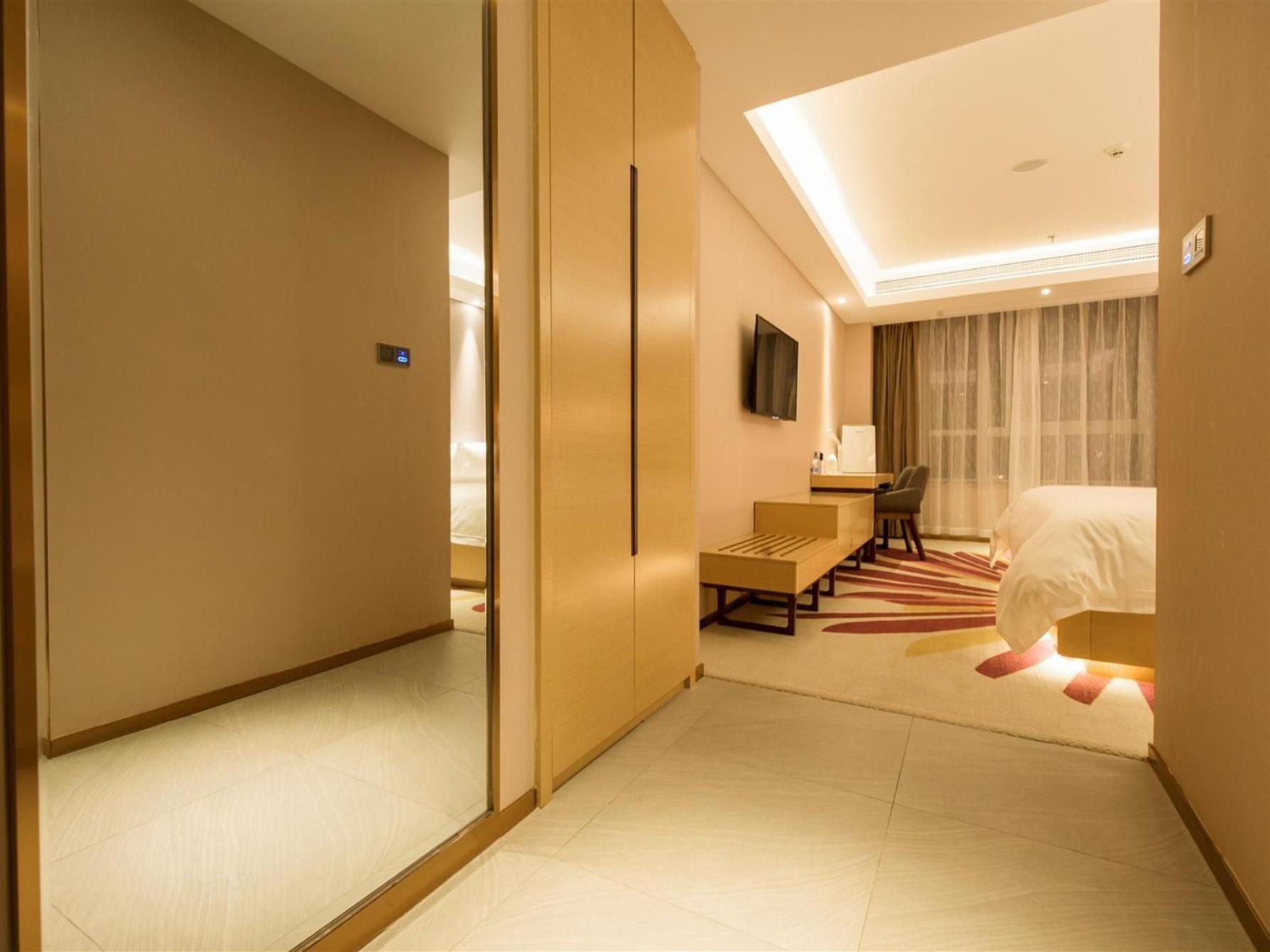 Standard queen size bed room