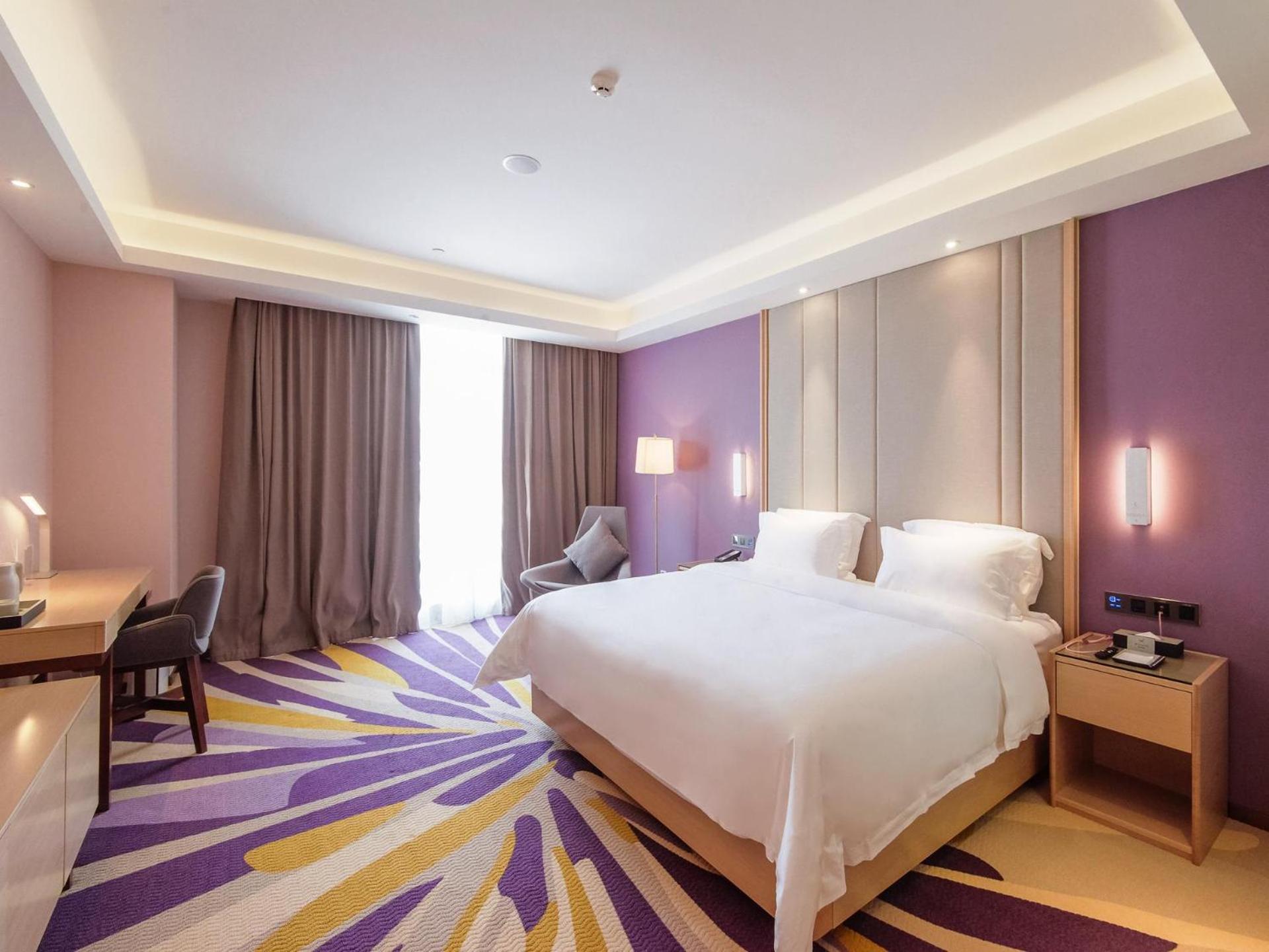 Deluxe king bed room photo 1